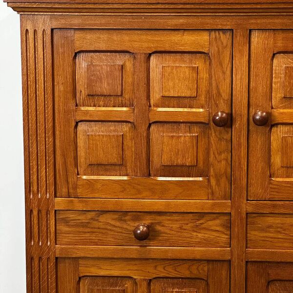 Armoire artisanale brutaliste en chêne à boutons tournés, France, années 1970