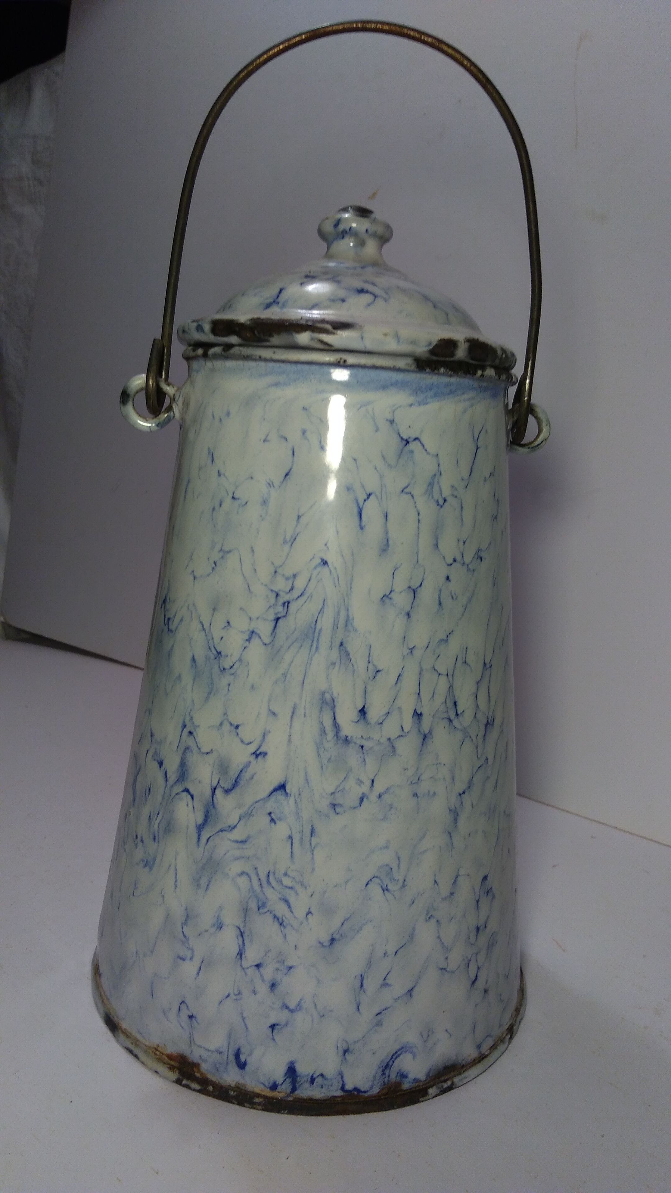 Pot à lait  ancien en tôle émaillée