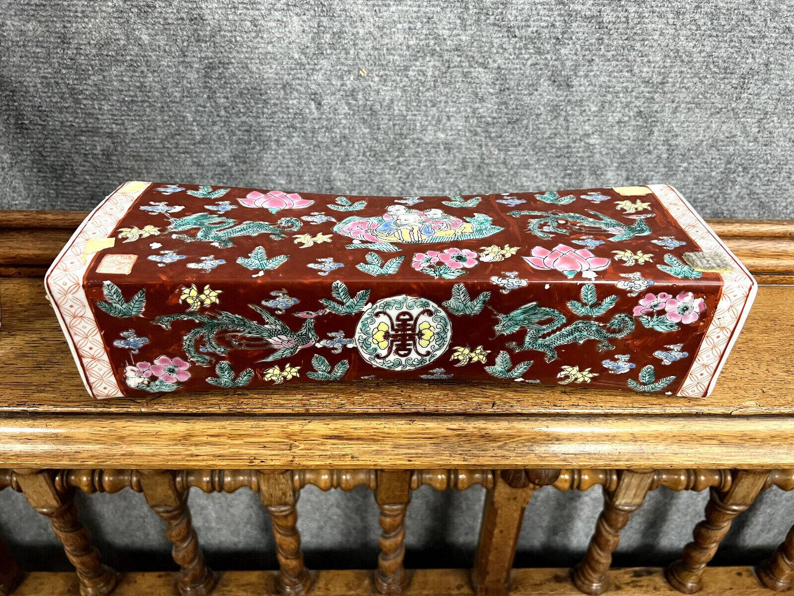 Meeting of 2 porcelain pieces with Asian decorations, 20th century