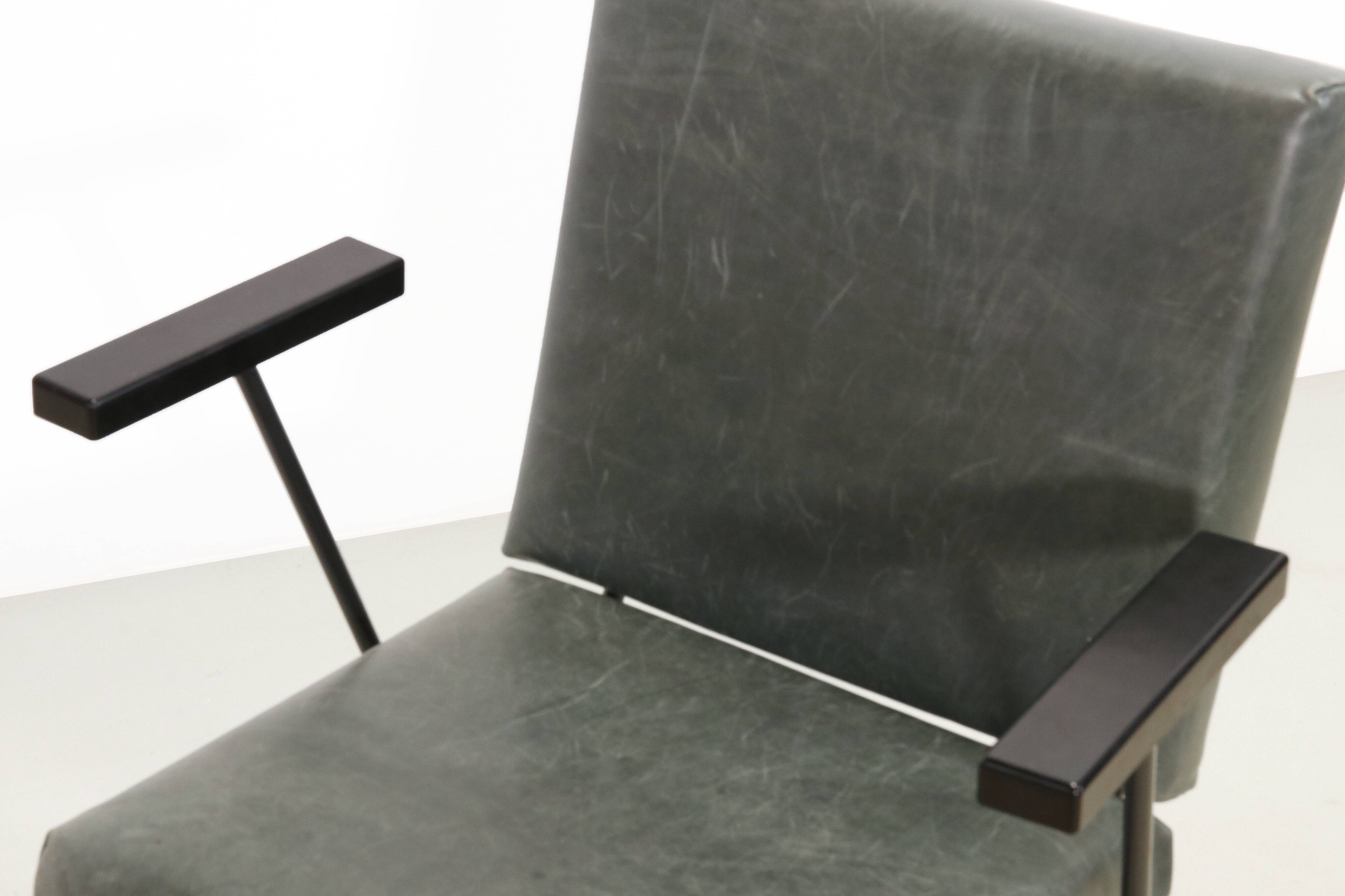Dutch modernist Gispen 1401 Armchair by Wim Rietveld in green leather