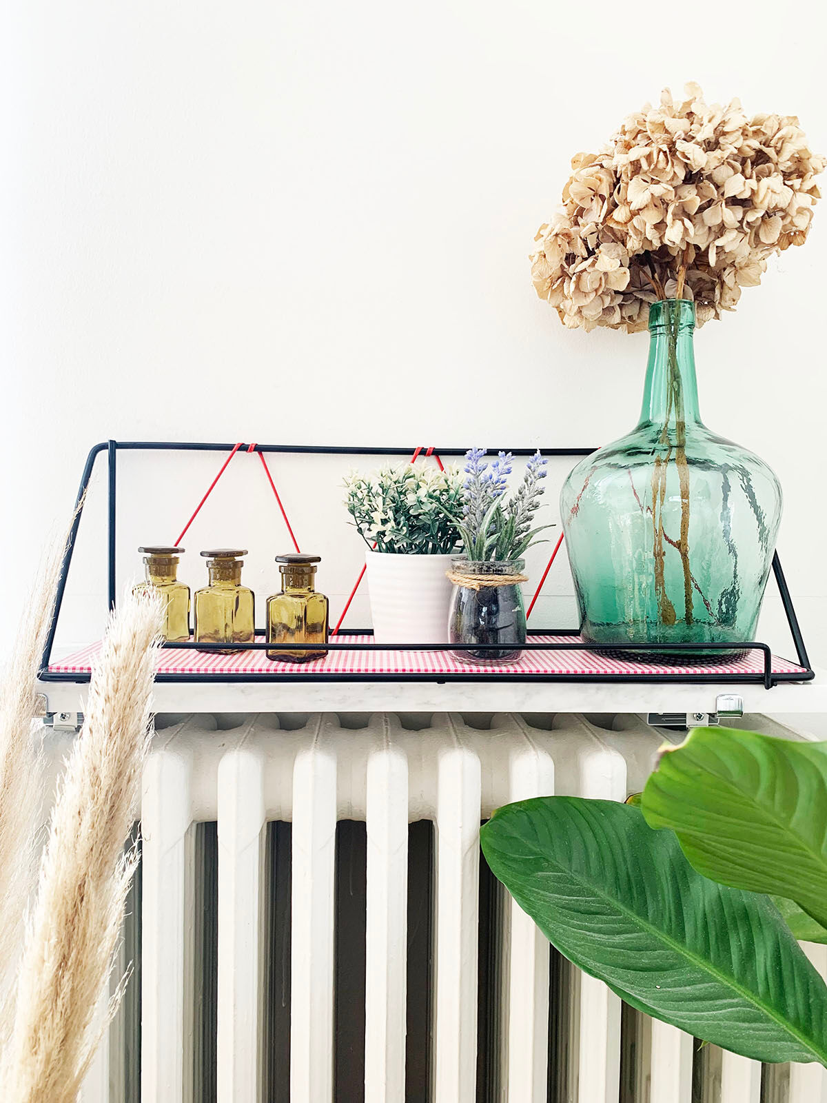 Scoubidou wall shelf