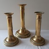 Lot de trois anciens bougeoirs en laiton