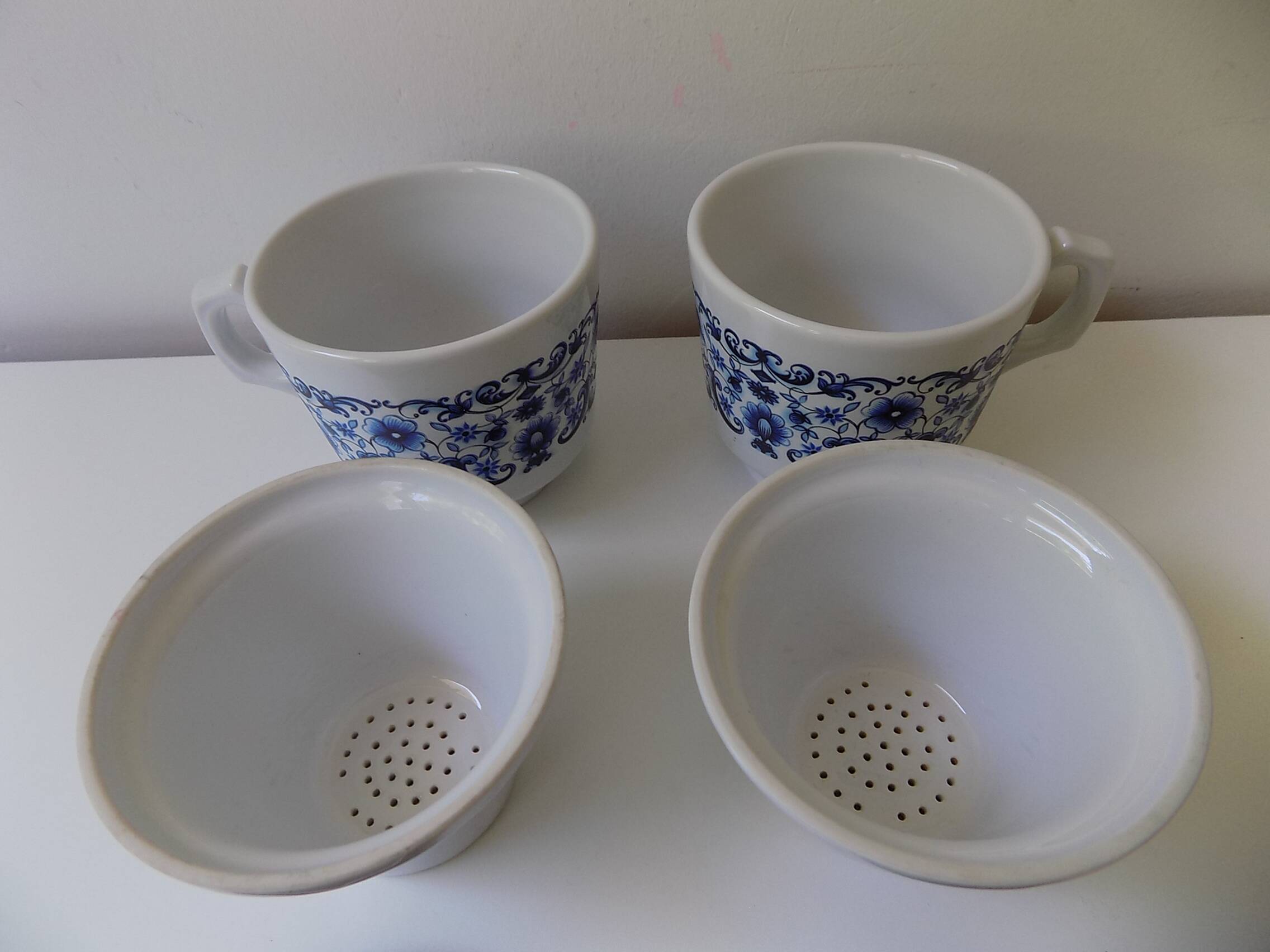 2 tasses à thé avec infuseur (tisanière)