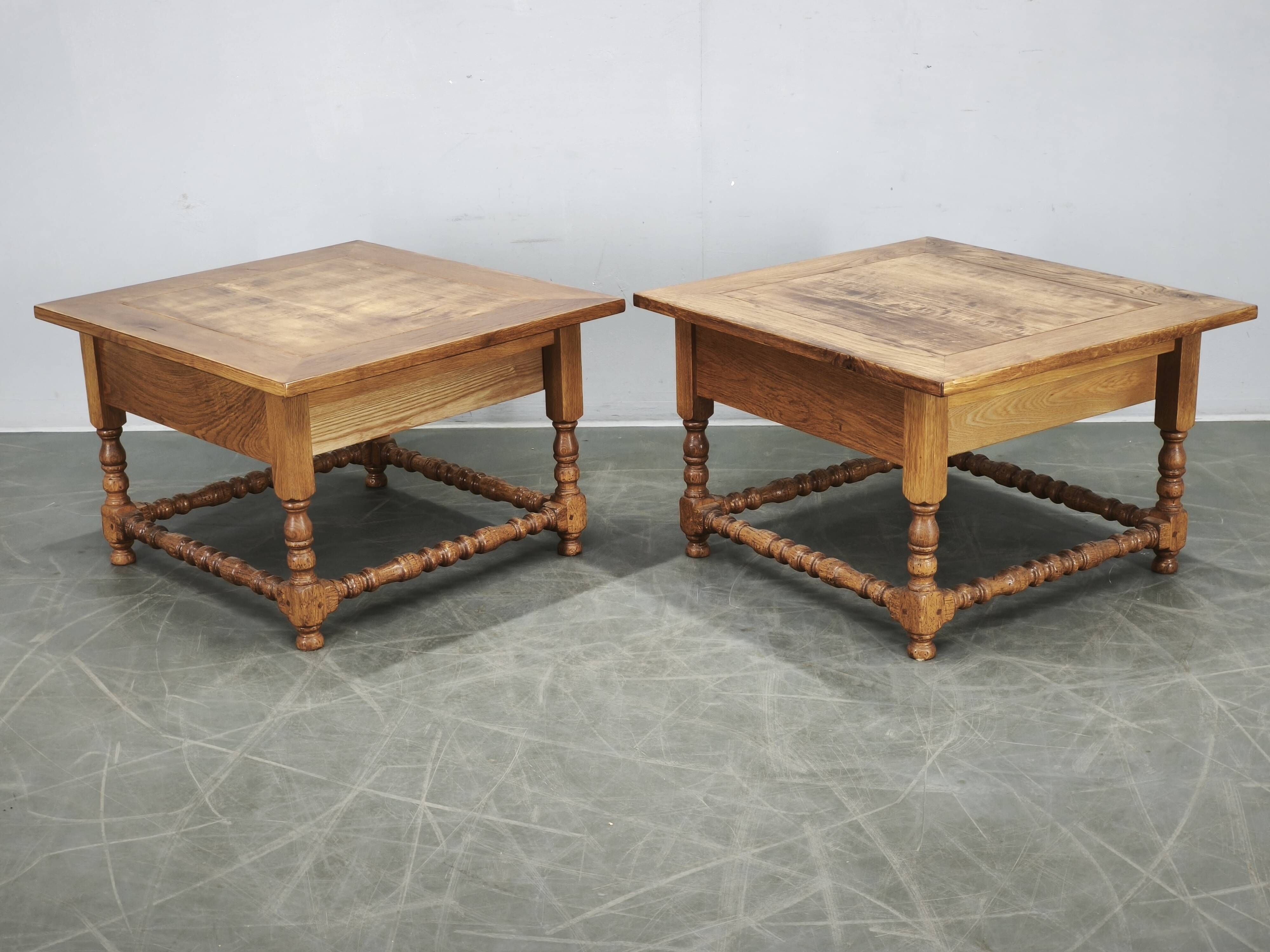 Paire de grandes tables de nuit en chêne massif européen, années 1980.