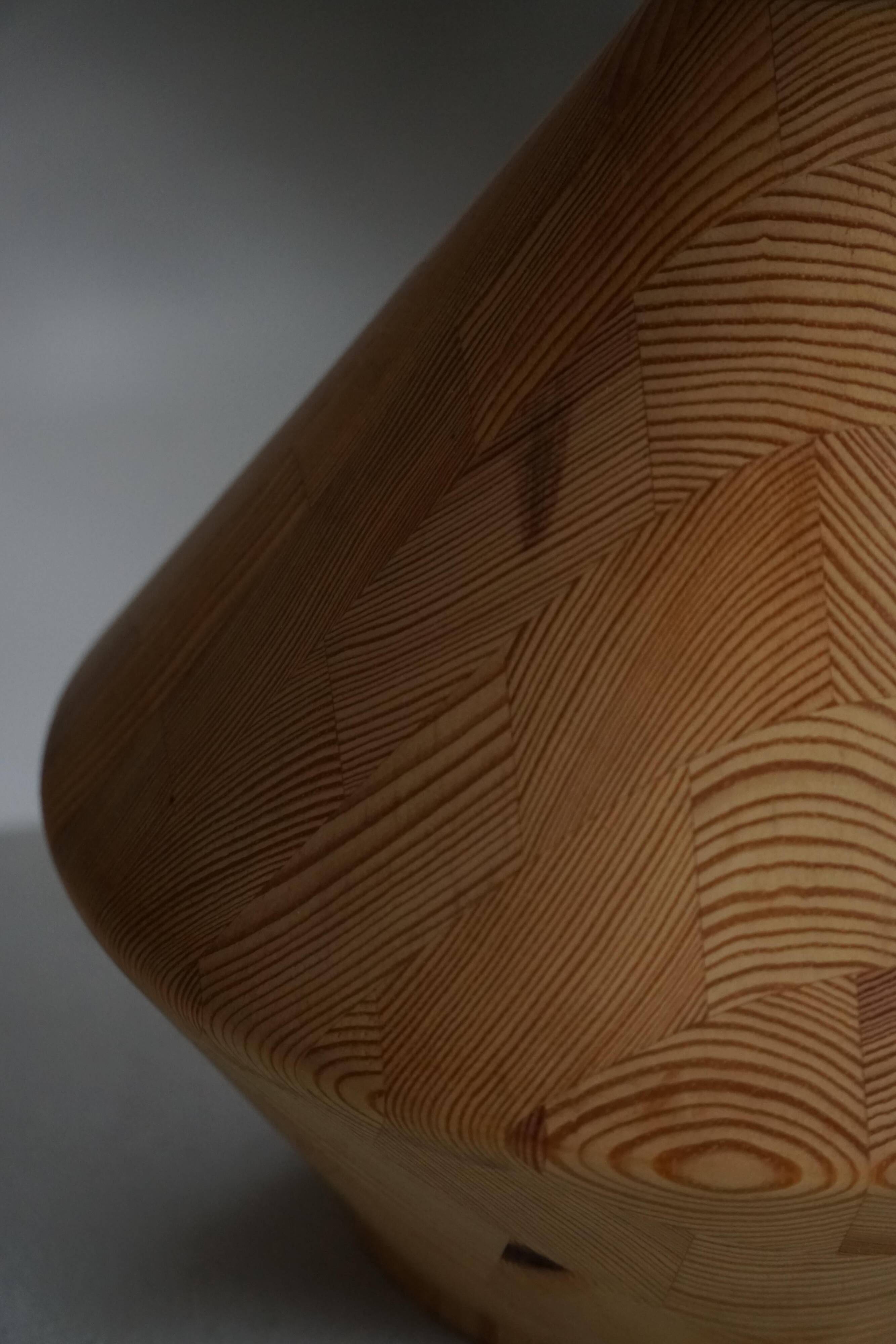 Sculptural Danish modern table lamp in wood by Kirk, 1980s.