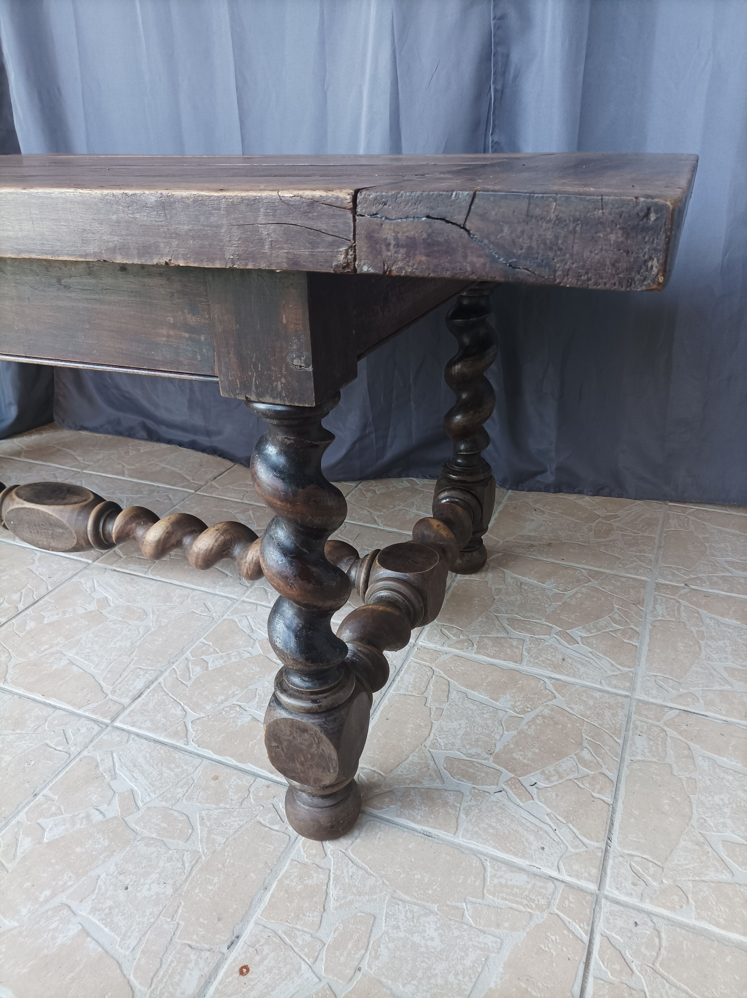 Table de ferme Louis XIII en noyer 19ème