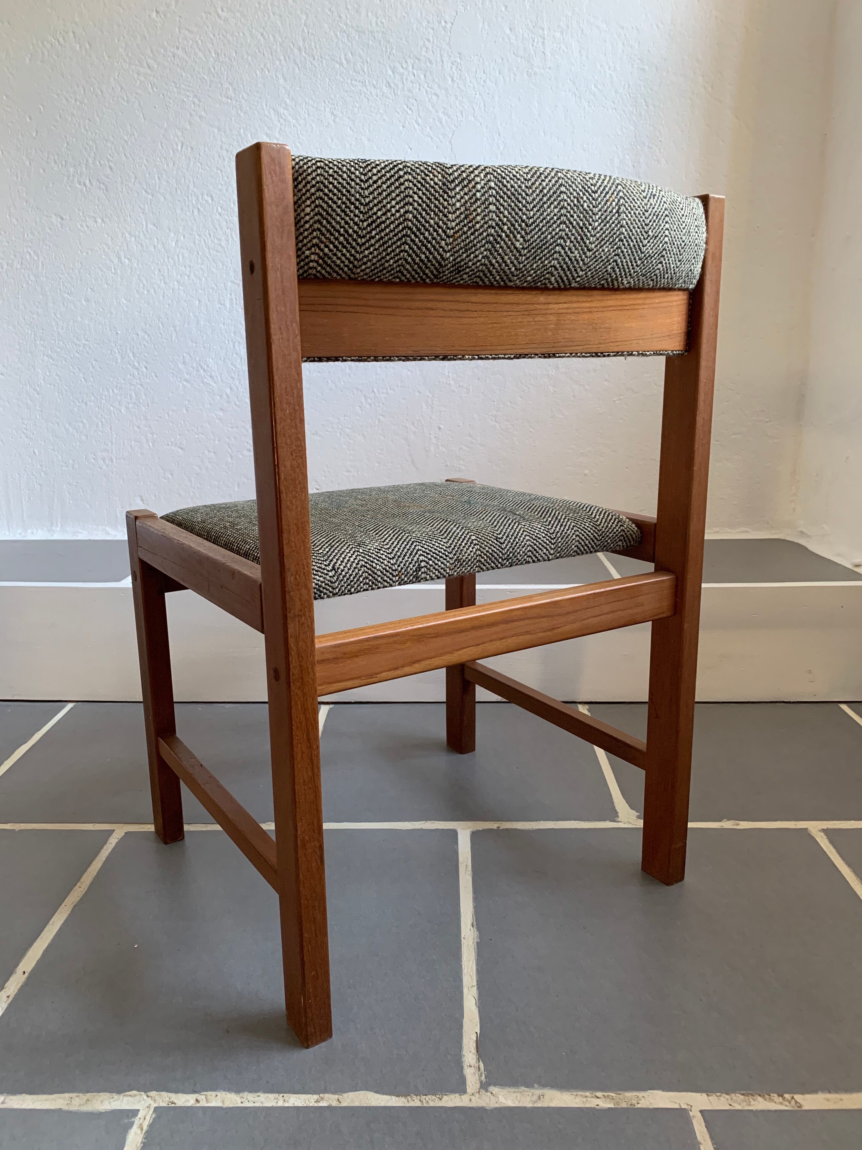 Set 6 chairs and 2 vintage Scandinavian teak and tweed chairs