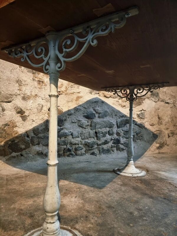 Table française vintage – plateau en chêne et pieds en fonte (130 cm)