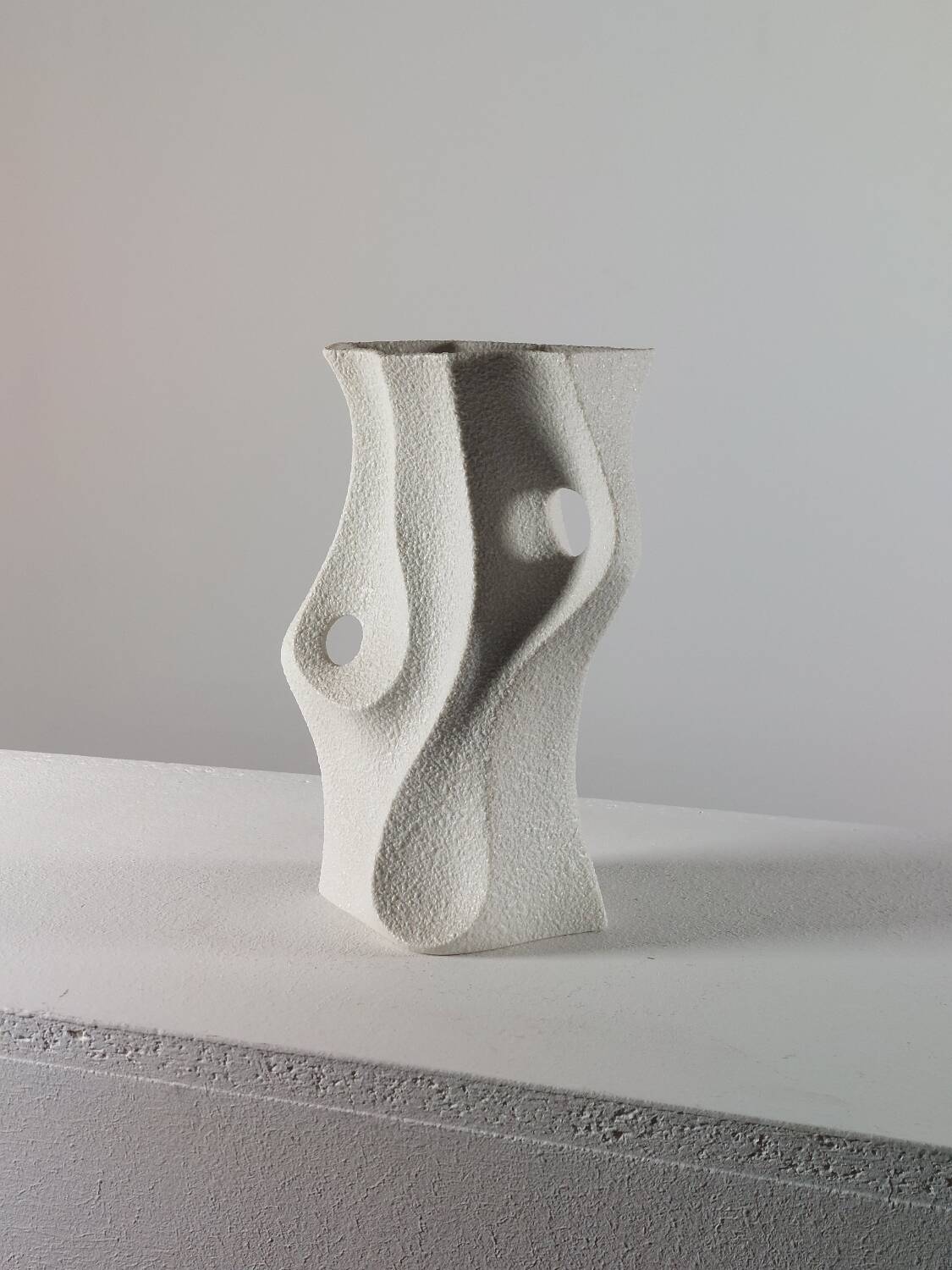 Vase en porcelaine biscuit vintage organique du milieu du siècle par Sgrafo Modern