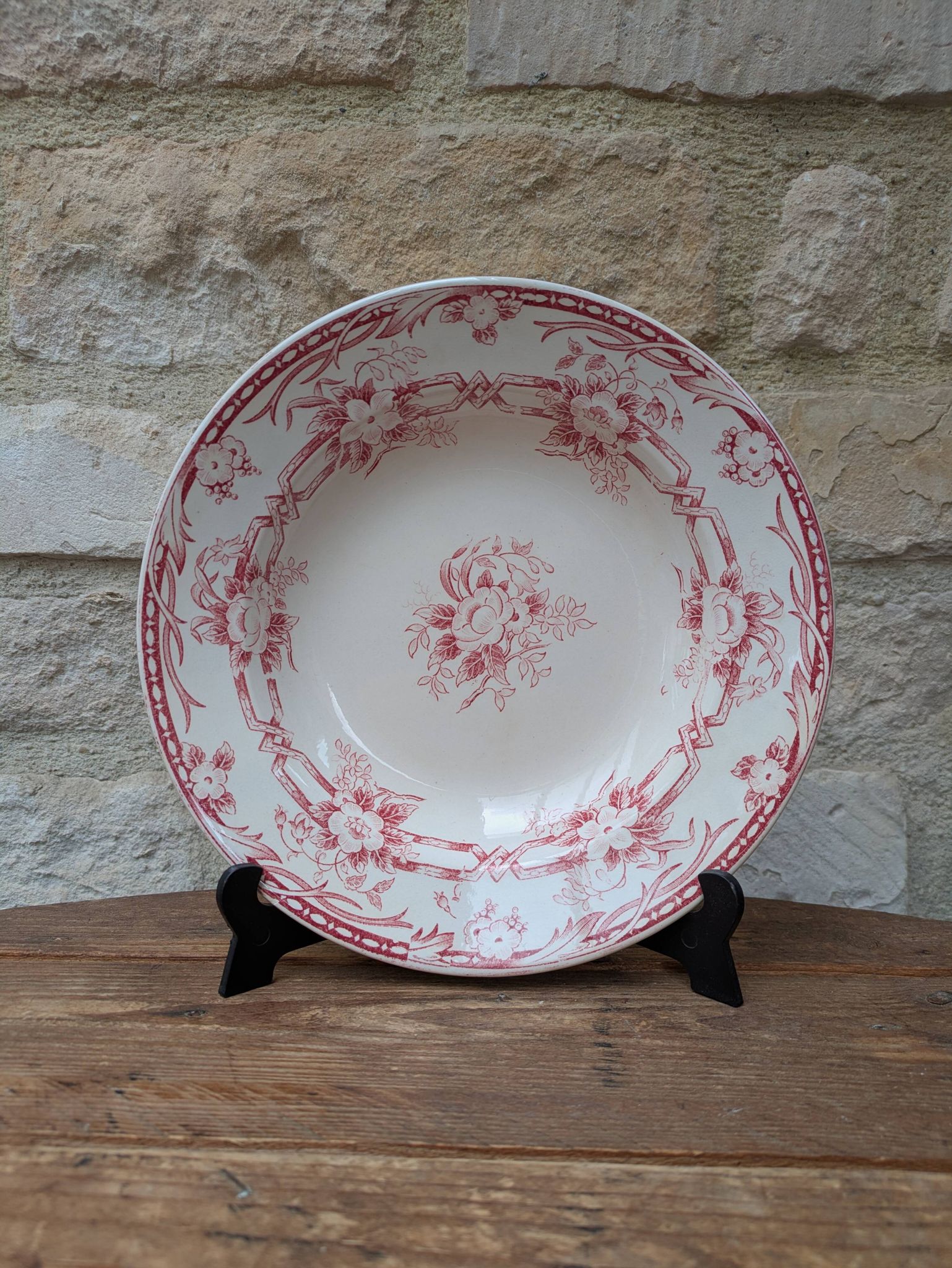 Hollow plate Sarreguemines model Cérès decorated with pink flowers Terre de Fer