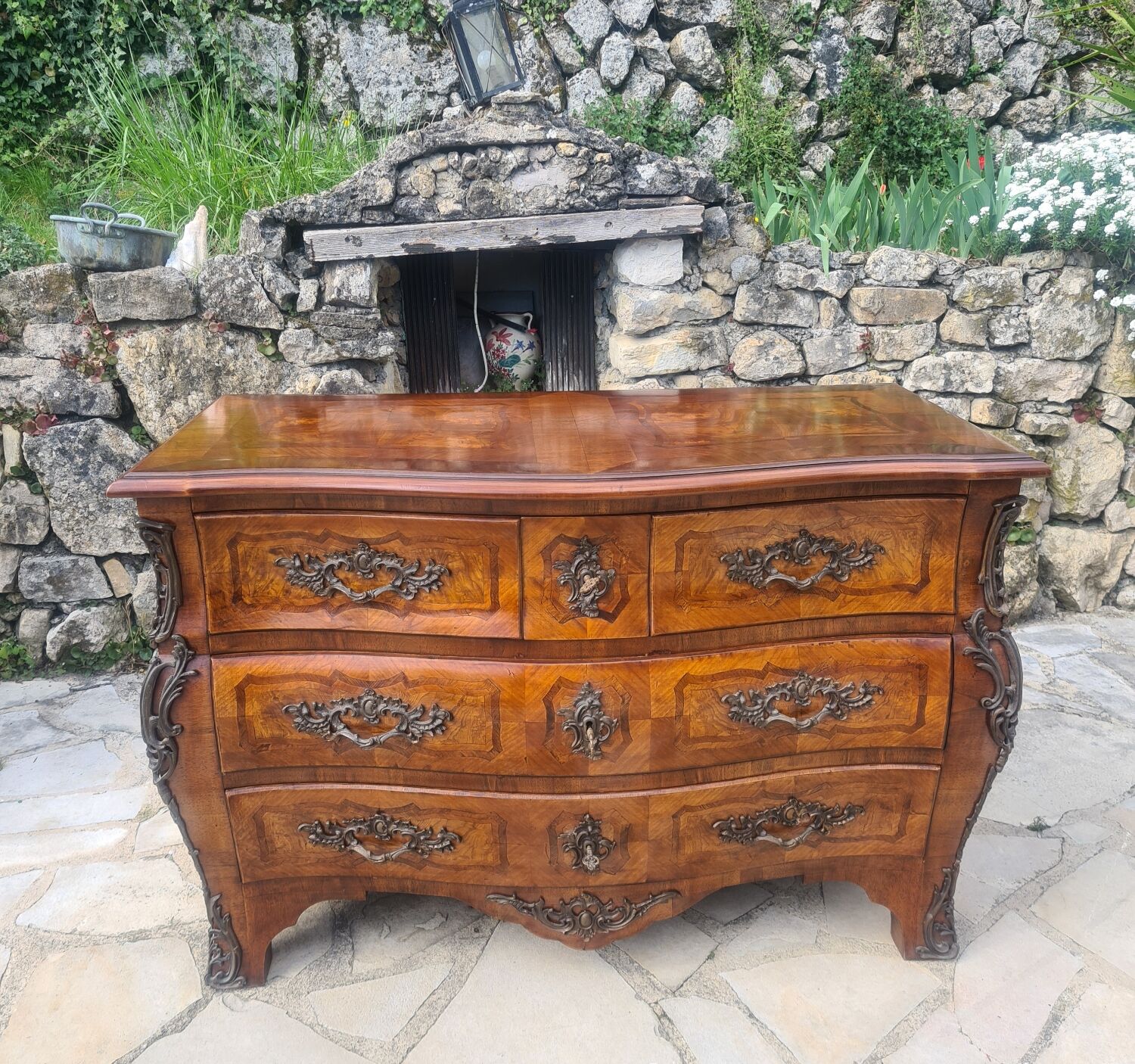 Marquetry tomb chest of drawers