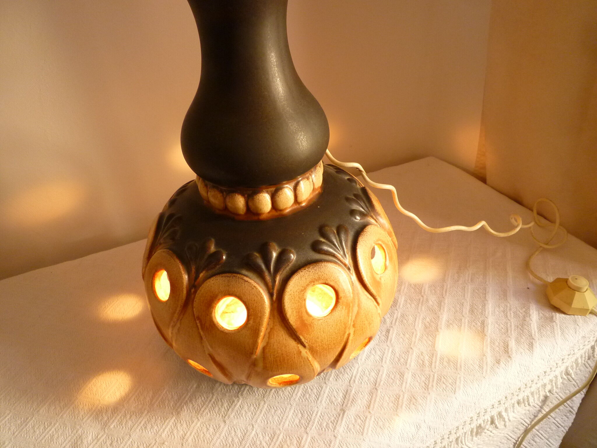 Openwork ceramic table lamp