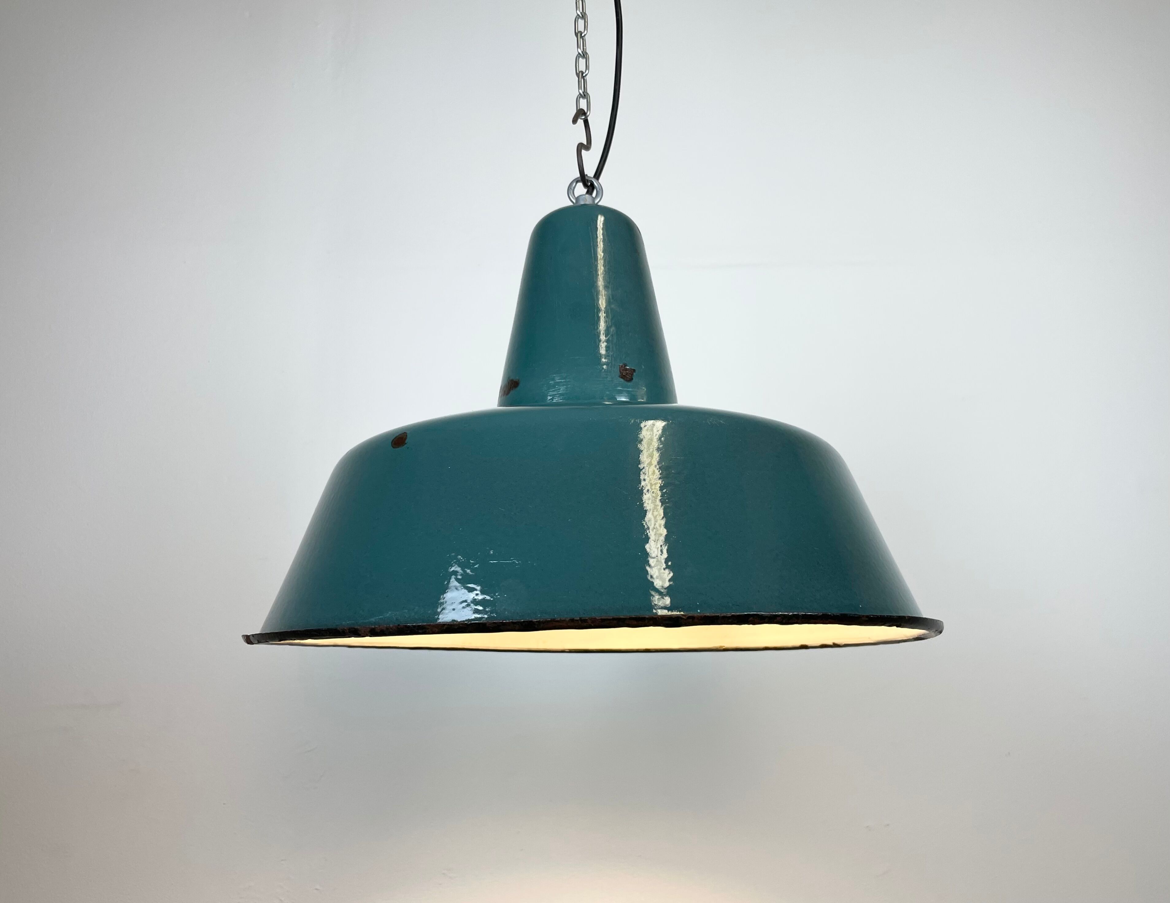 Lampe d'usine industrielle en émail vert, années 1960