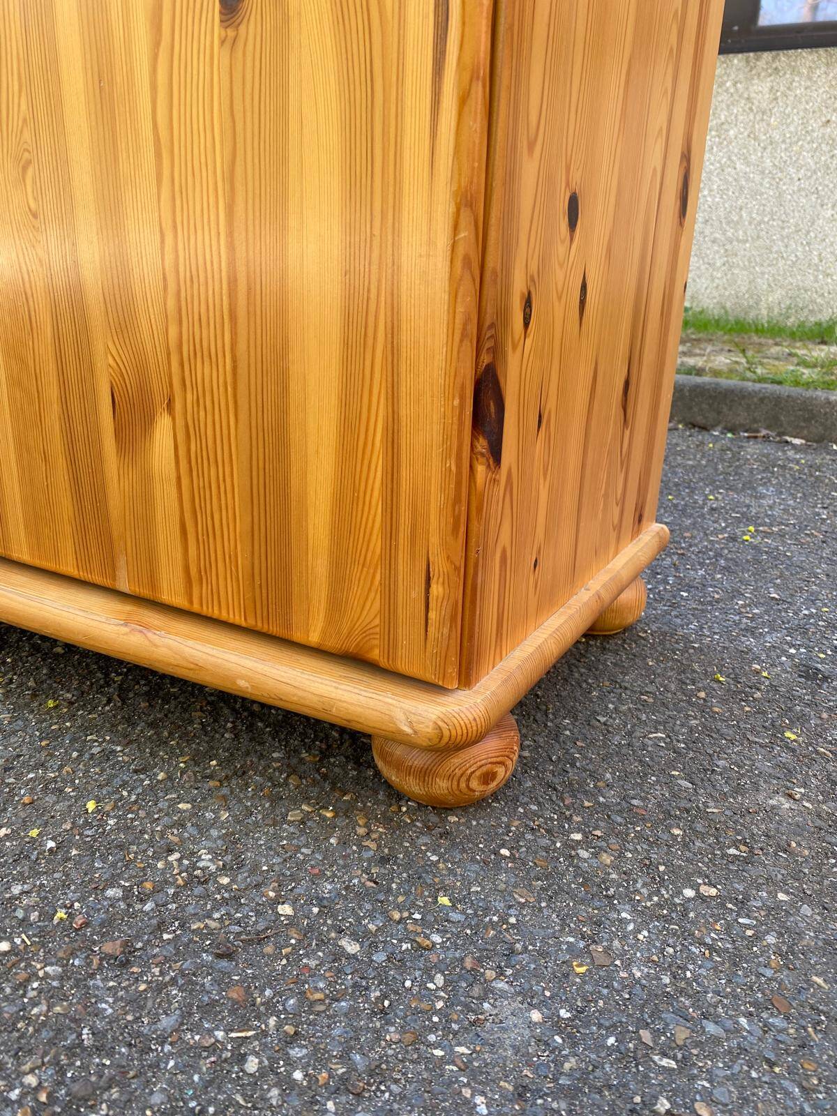English chest of drawers, solid pine sideboard, 7 drawers and 2 doors