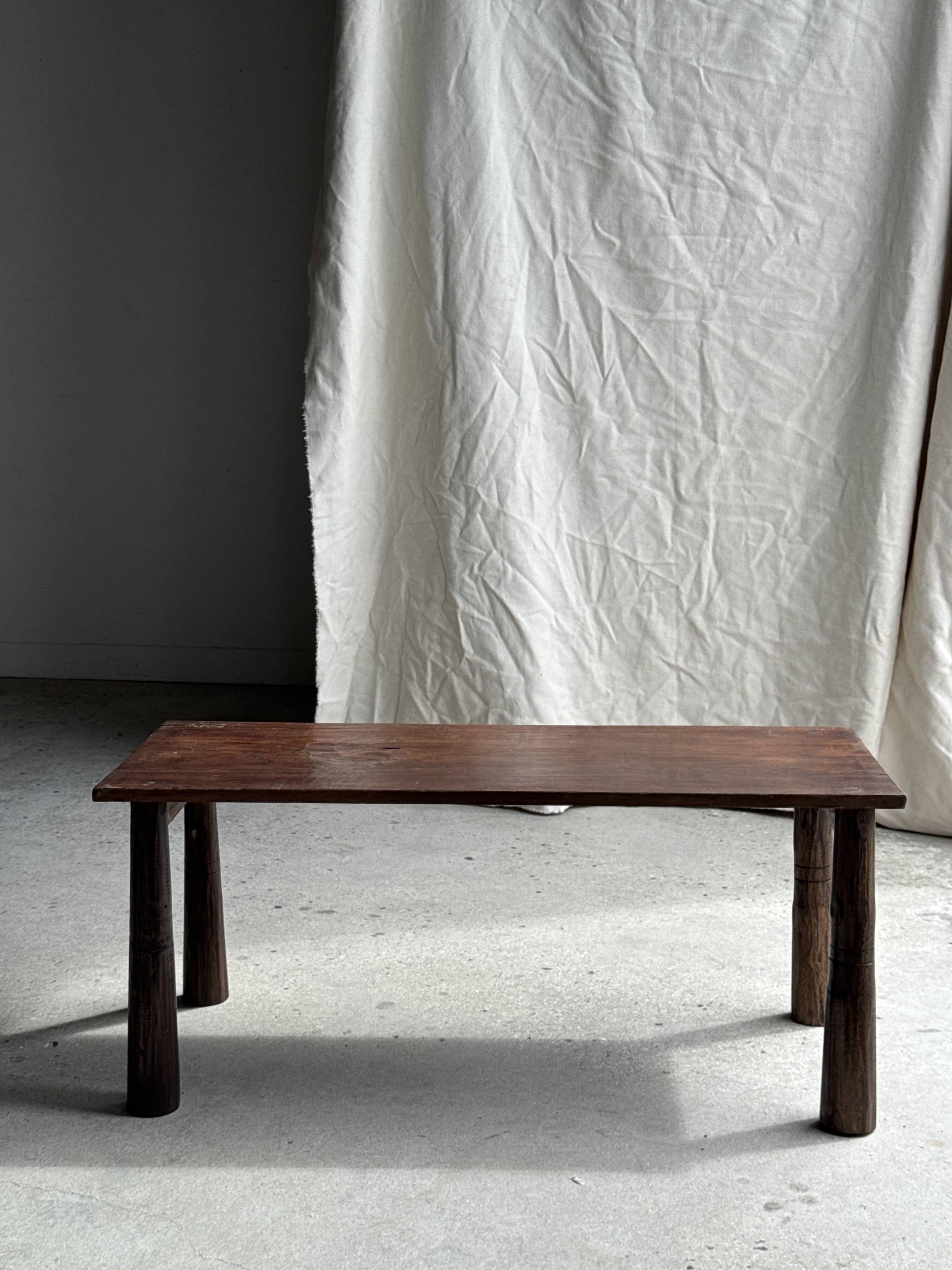 Table basse en teck brun de seconde main indonésienne pieds coniques H37 L8