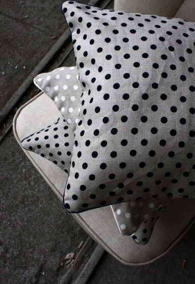 Cushion in linen white polka dots 40 x 40 cm