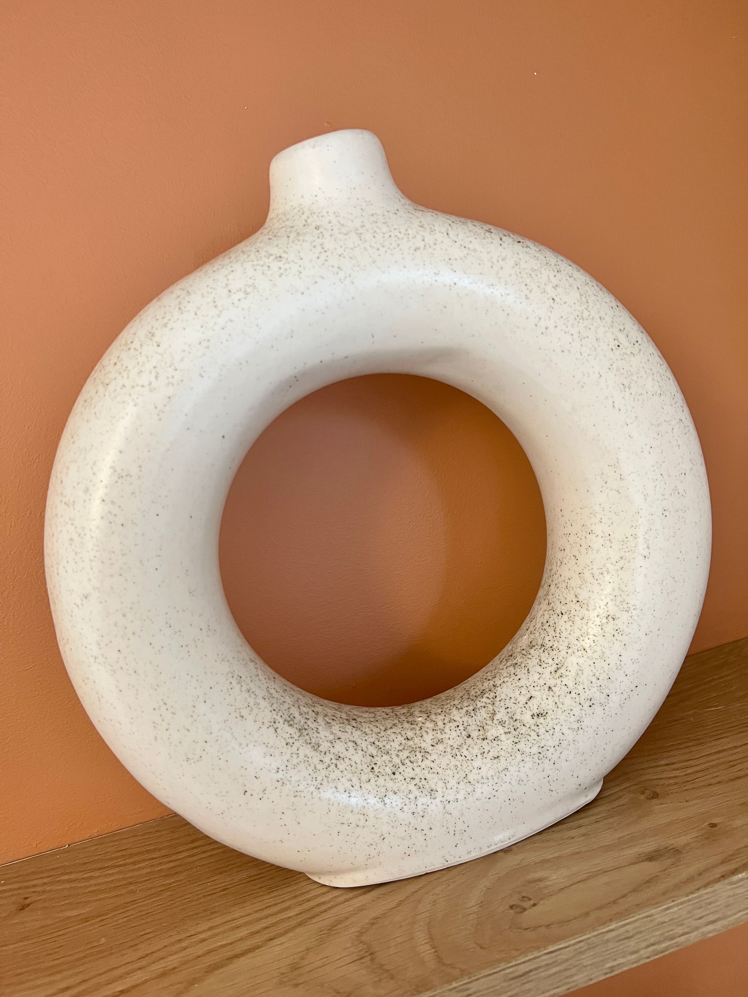 Round vase