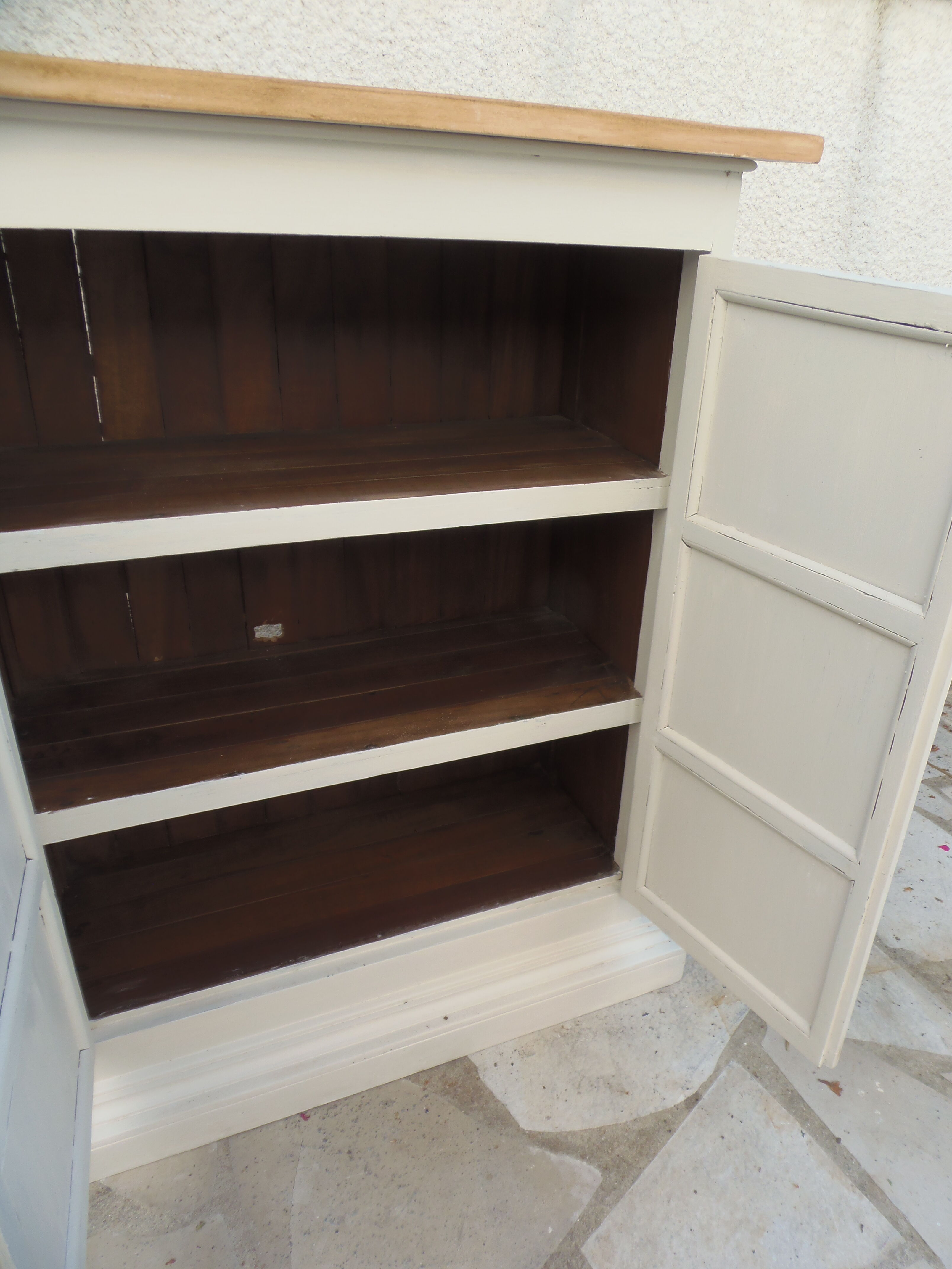 Meuble, buffet peint en beige, plateau en bois brut