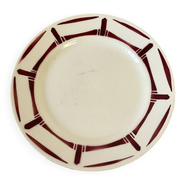 Vintage plate "Louise" – Graphic French earthenware in burgundy