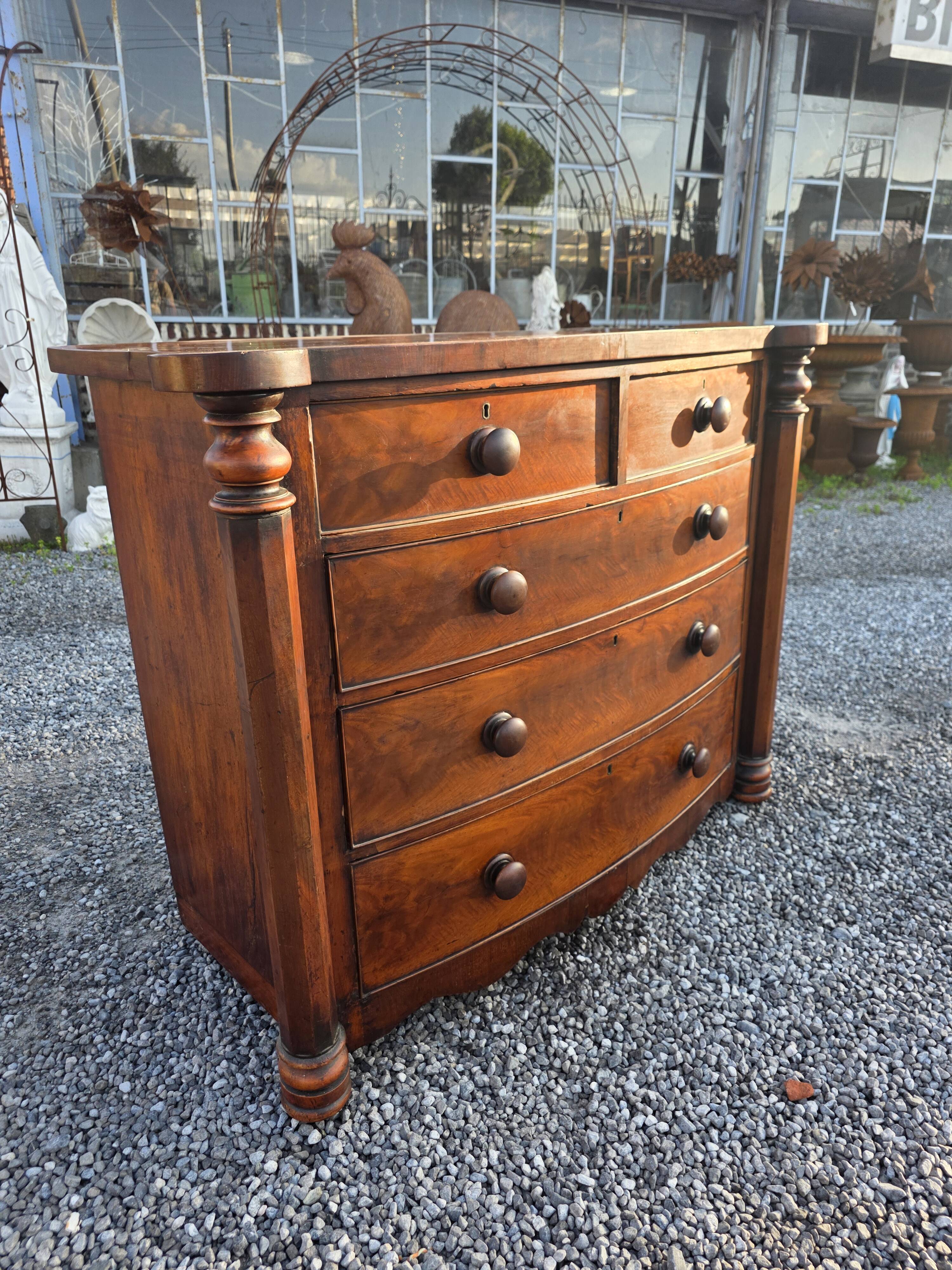 Commode galbée ancienne en acajou de style anglais