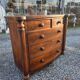 Commode galbée ancienne en acajou de style anglais