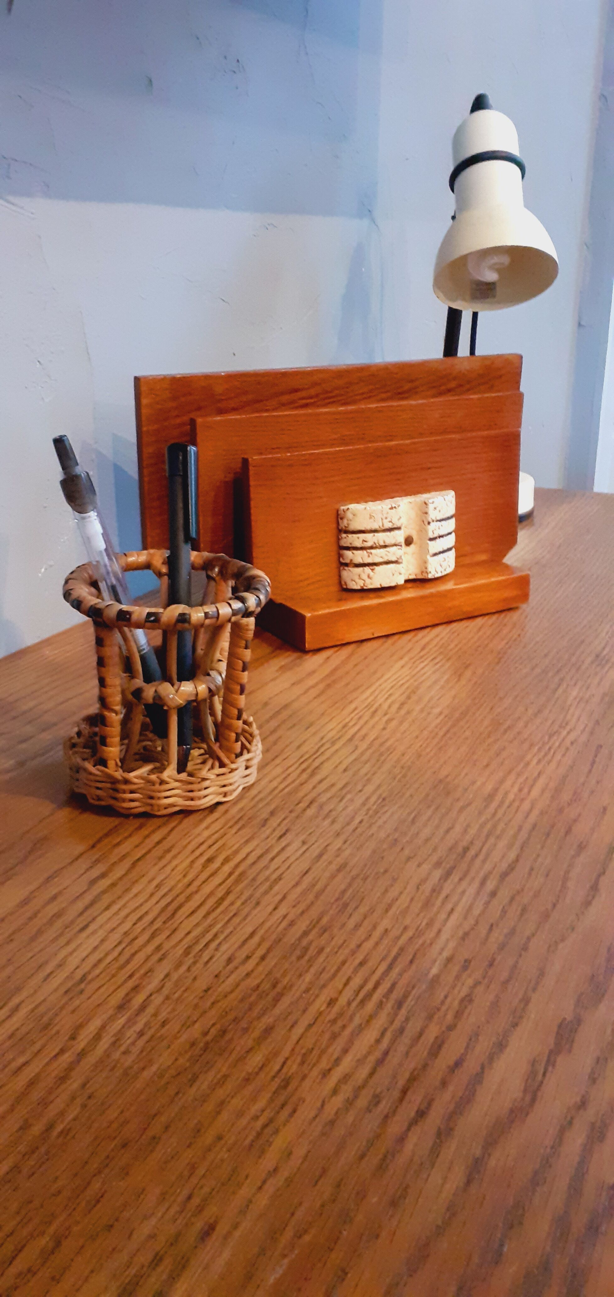 Porte crayon vintage année 40 de bureau en rotin