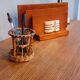 Porte crayon vintage année 40 de bureau en rotin