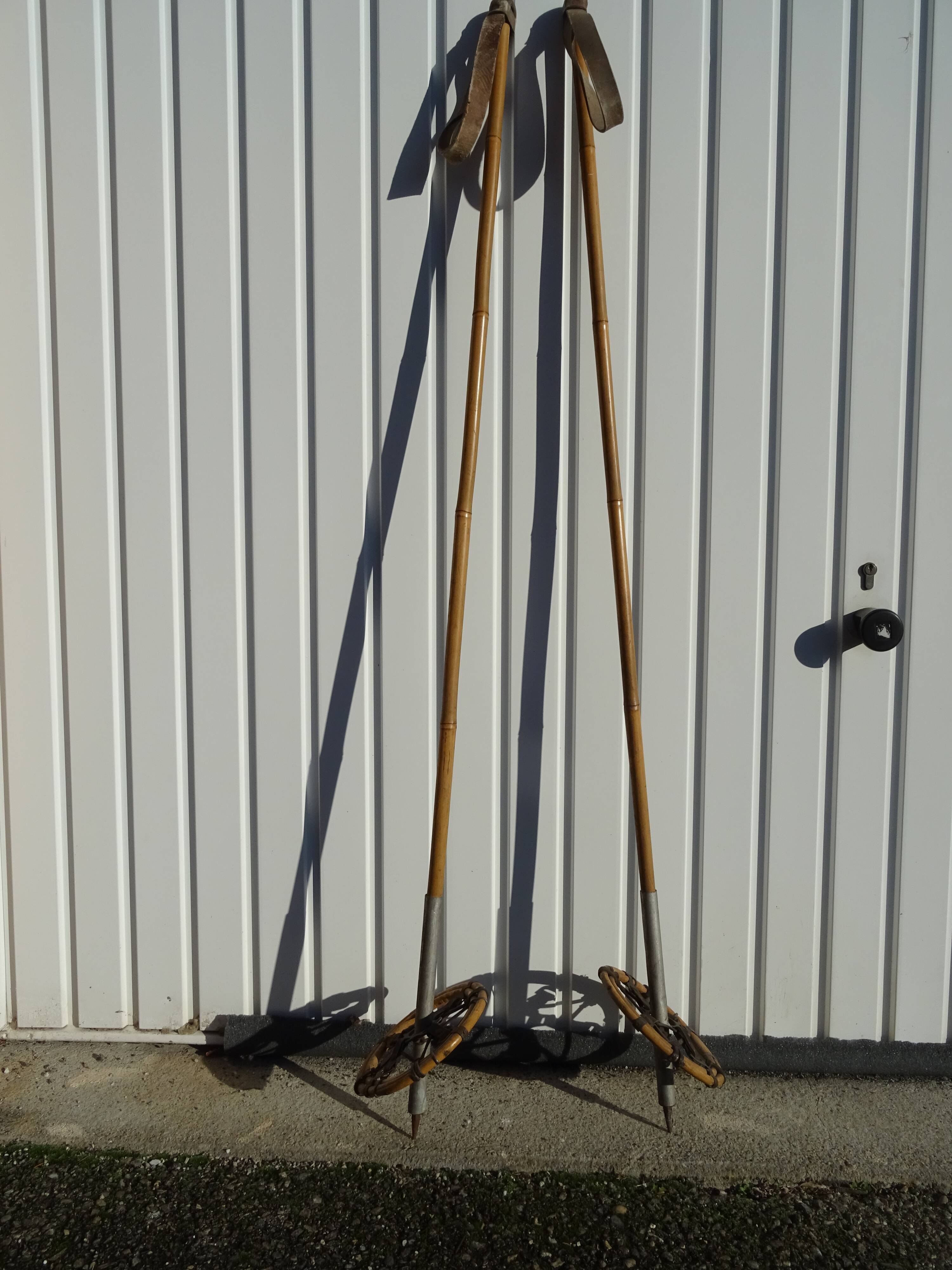 Paire de bâtons de ski ancien cuir et roseau