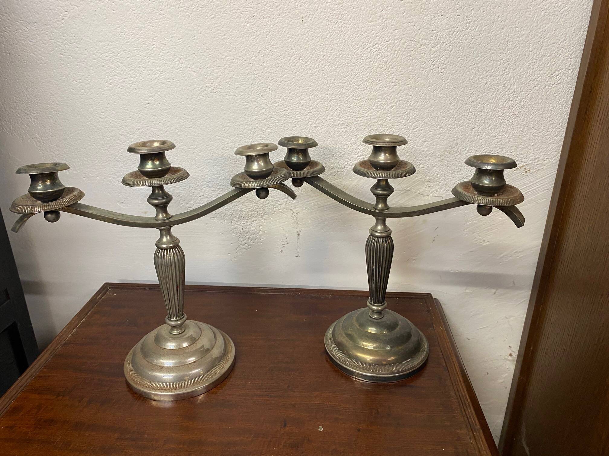 Paire de bougeoirs style art deco en metal argente