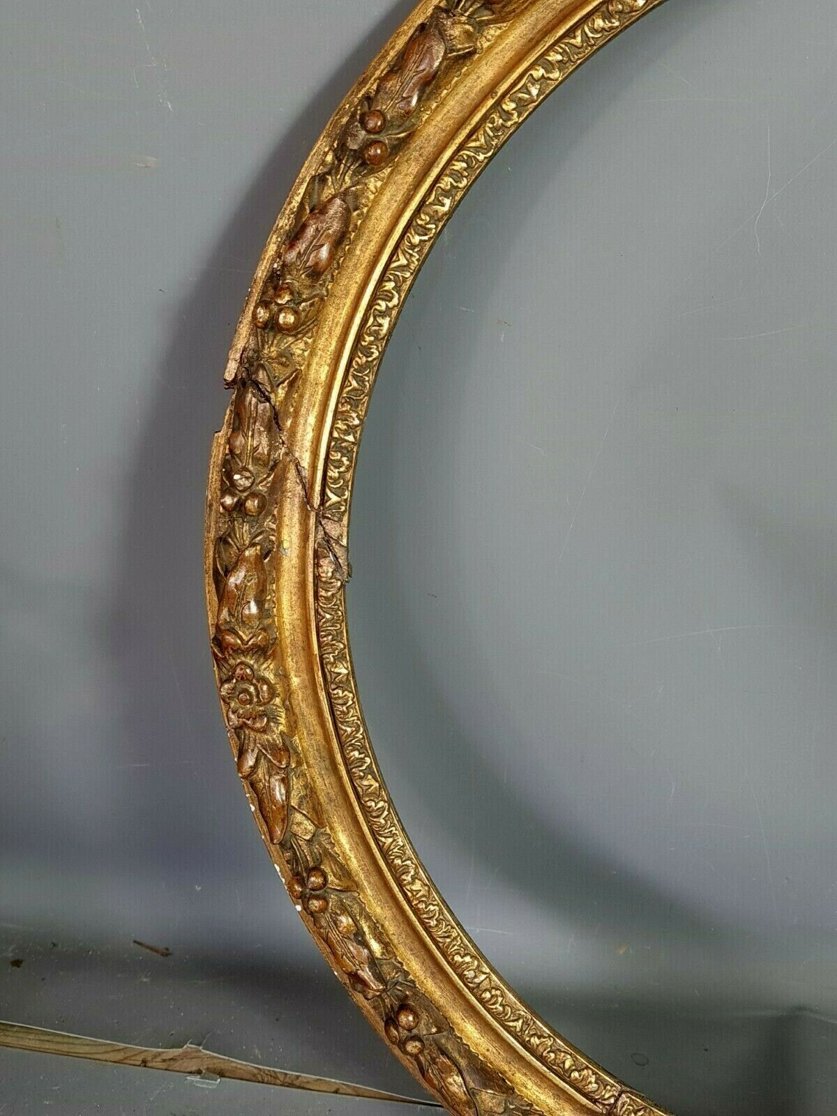 Round frame nineteenth century gilded stucco wood diameter 51 cm foliage 42.8 cm SB
