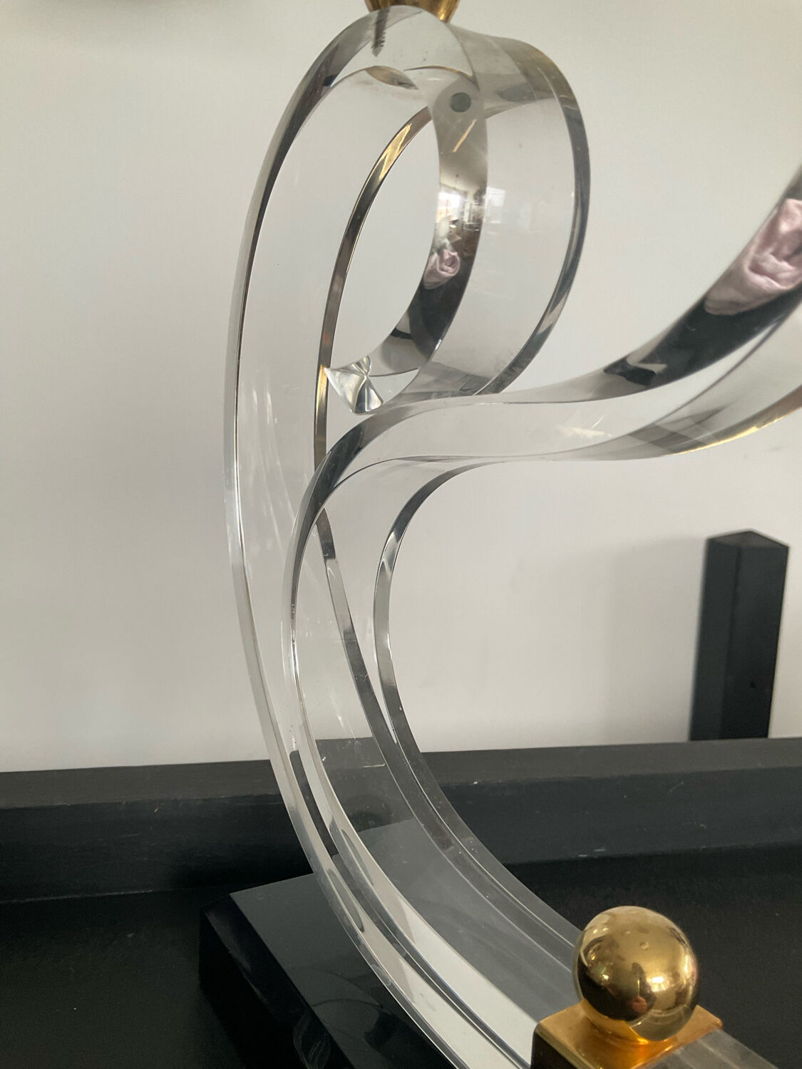 Pair of Hollywood Regency candlesticks in lucite and brass