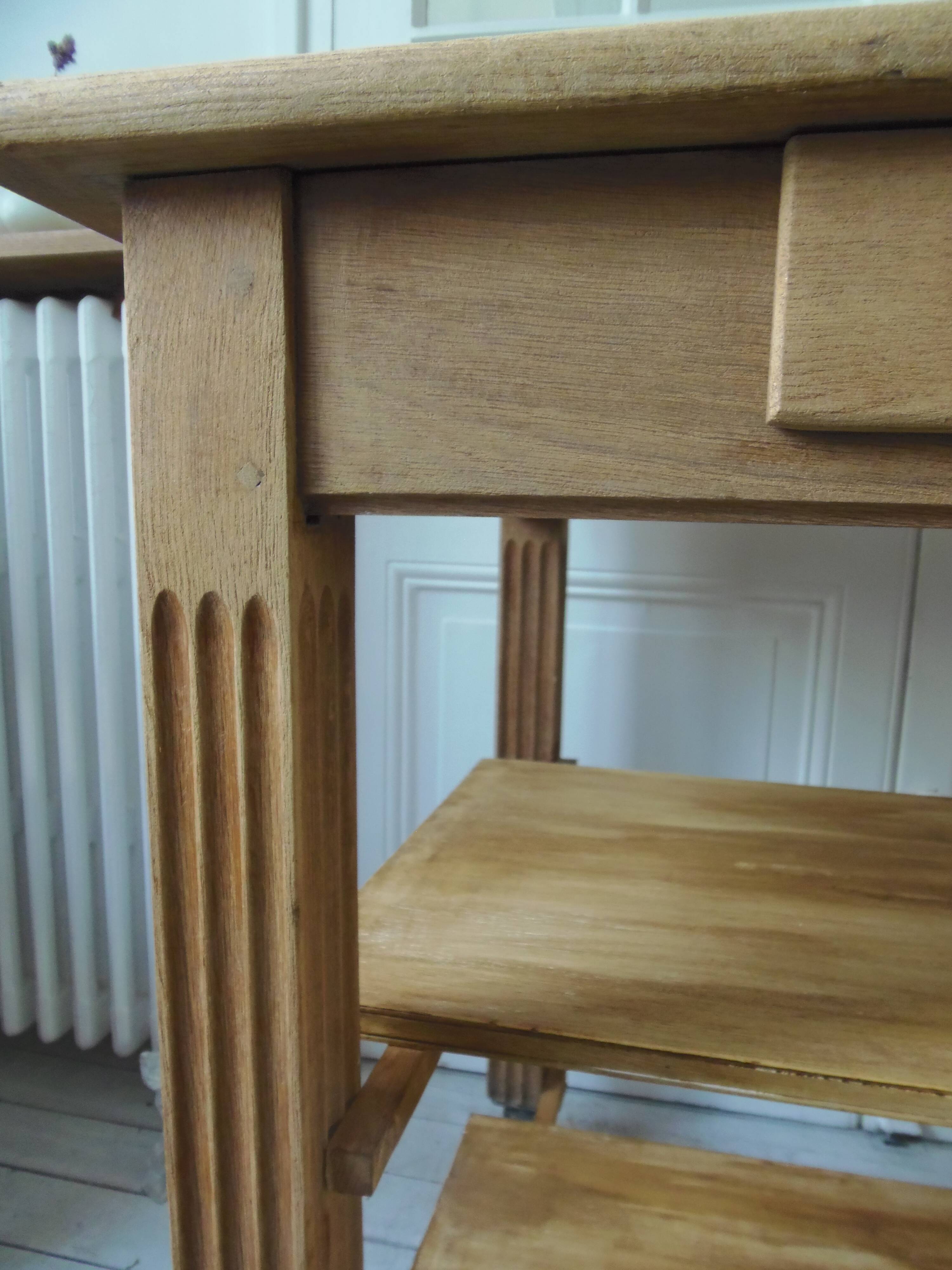 Meuble de métier vintage en chêne sur roulettes.