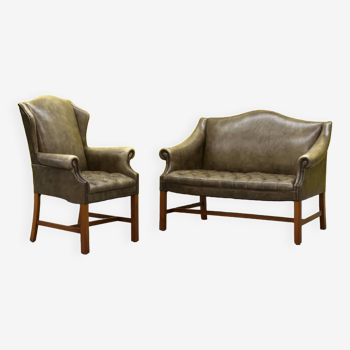 Canapé vintage 2 places en cuir de style Chesterfield avec chaise assortie