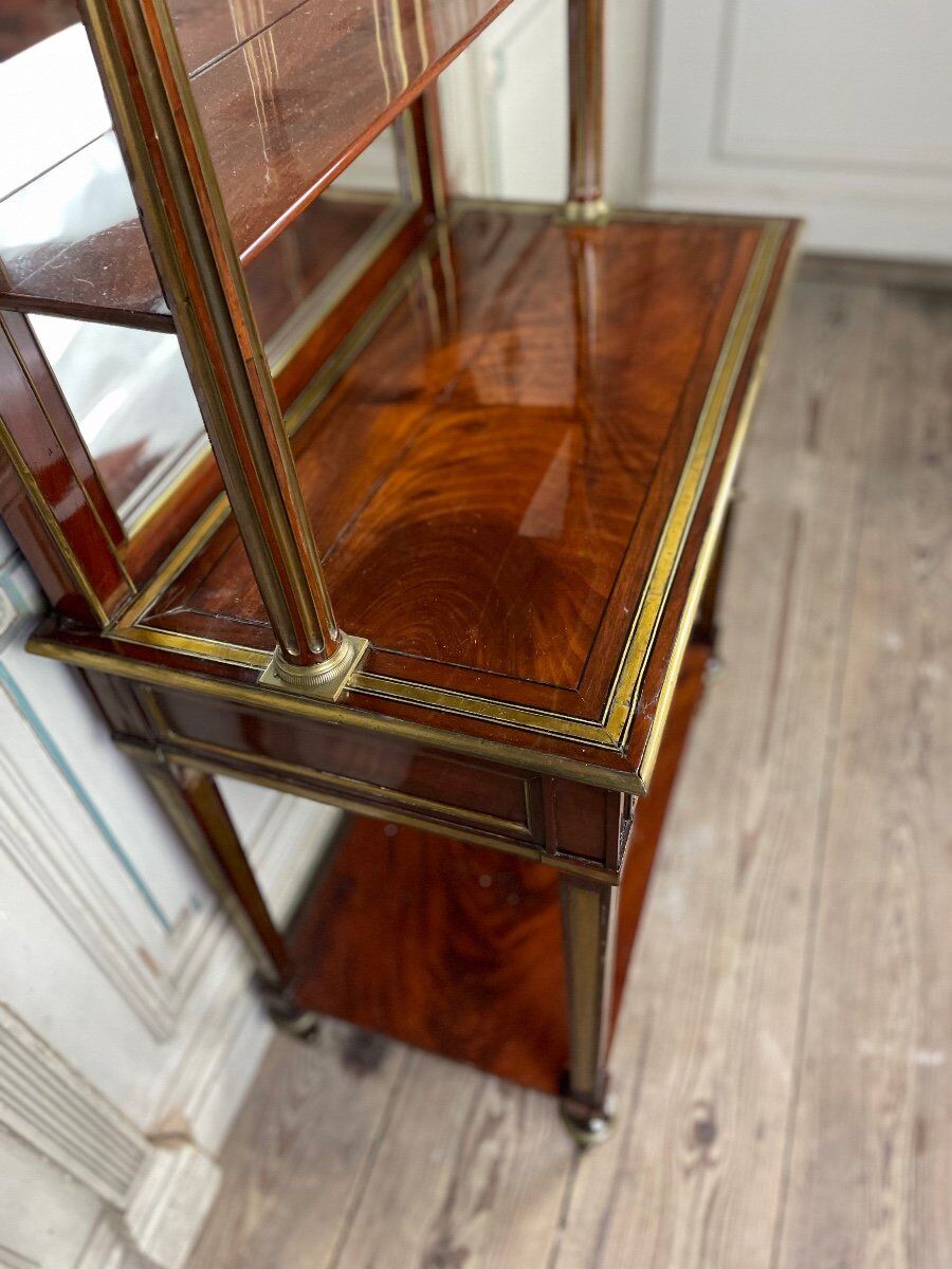Bonheur du jour in mahogany and brass inlay, late 18th century