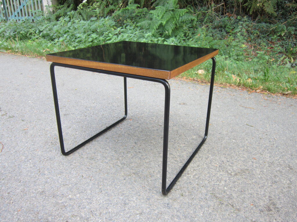 Table volante de Pierre Guariche pour Steiner