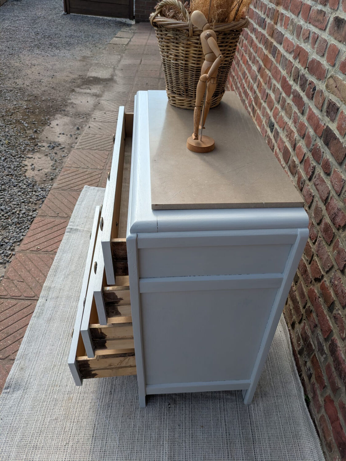 Chest of drawers