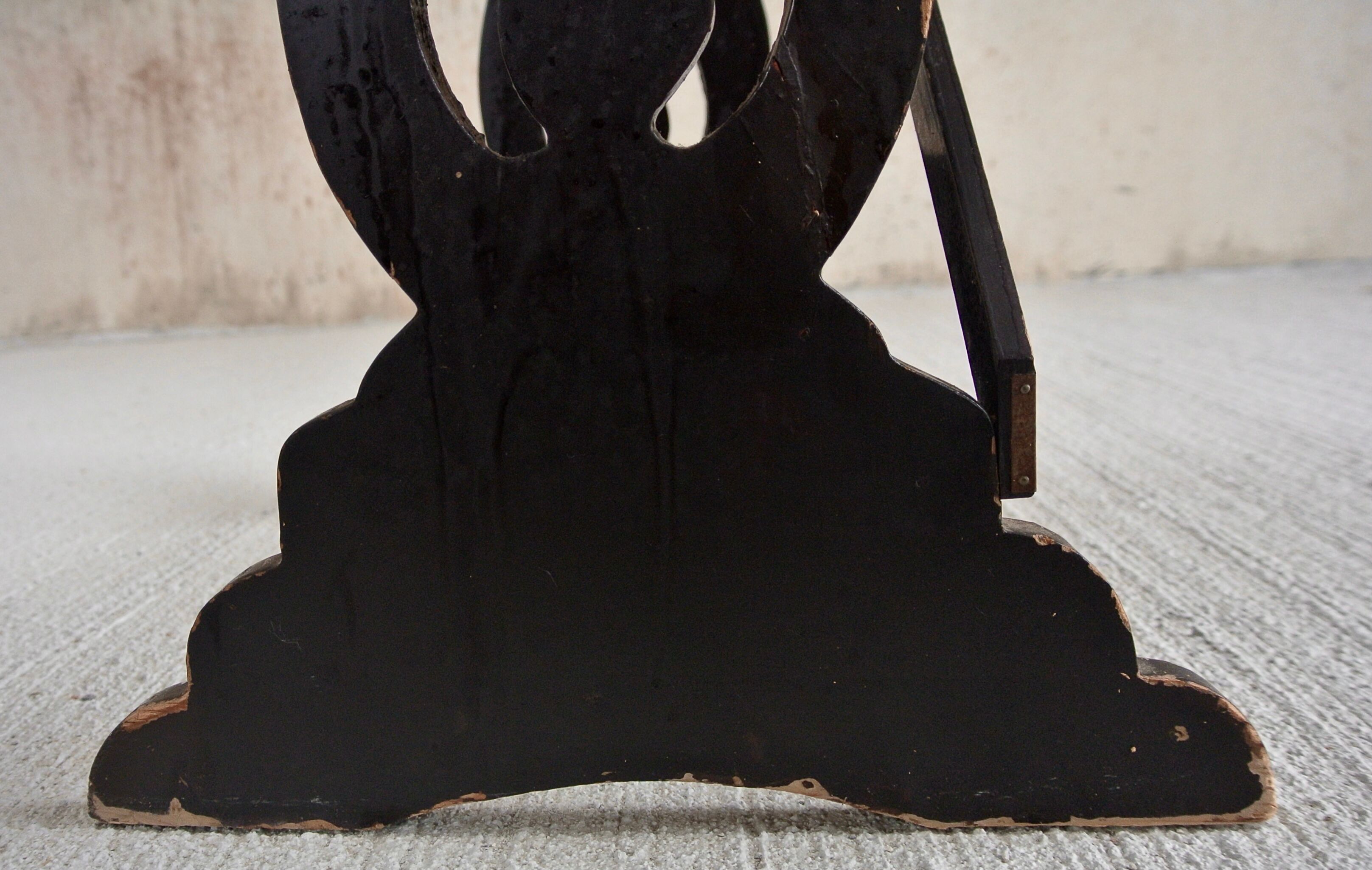 Paire de tables gigognes en bois noir - plateau à décor de dragons