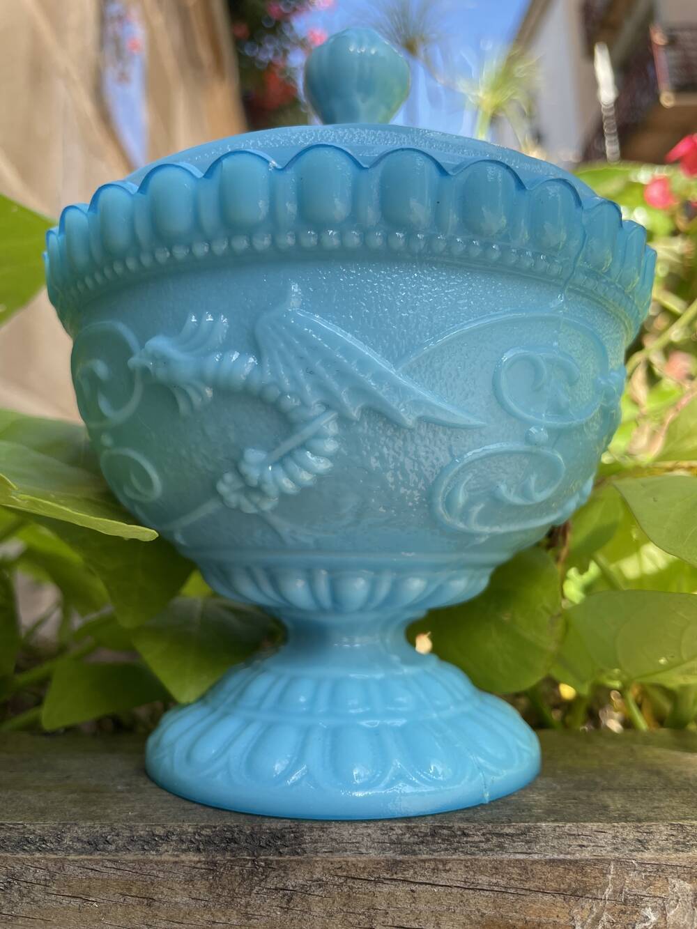 Bonbonnière or sugar bowl in turquoise opaline portieux with stylised dragon decoration.