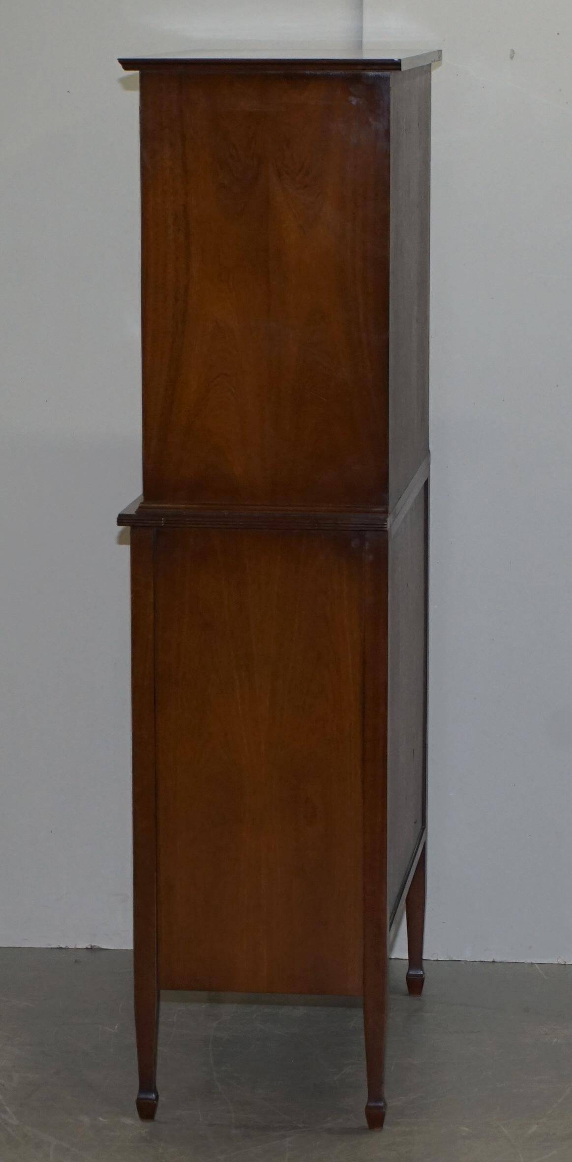 Cabinet à boissons flammé en acajou et satin style Sheraton Revival