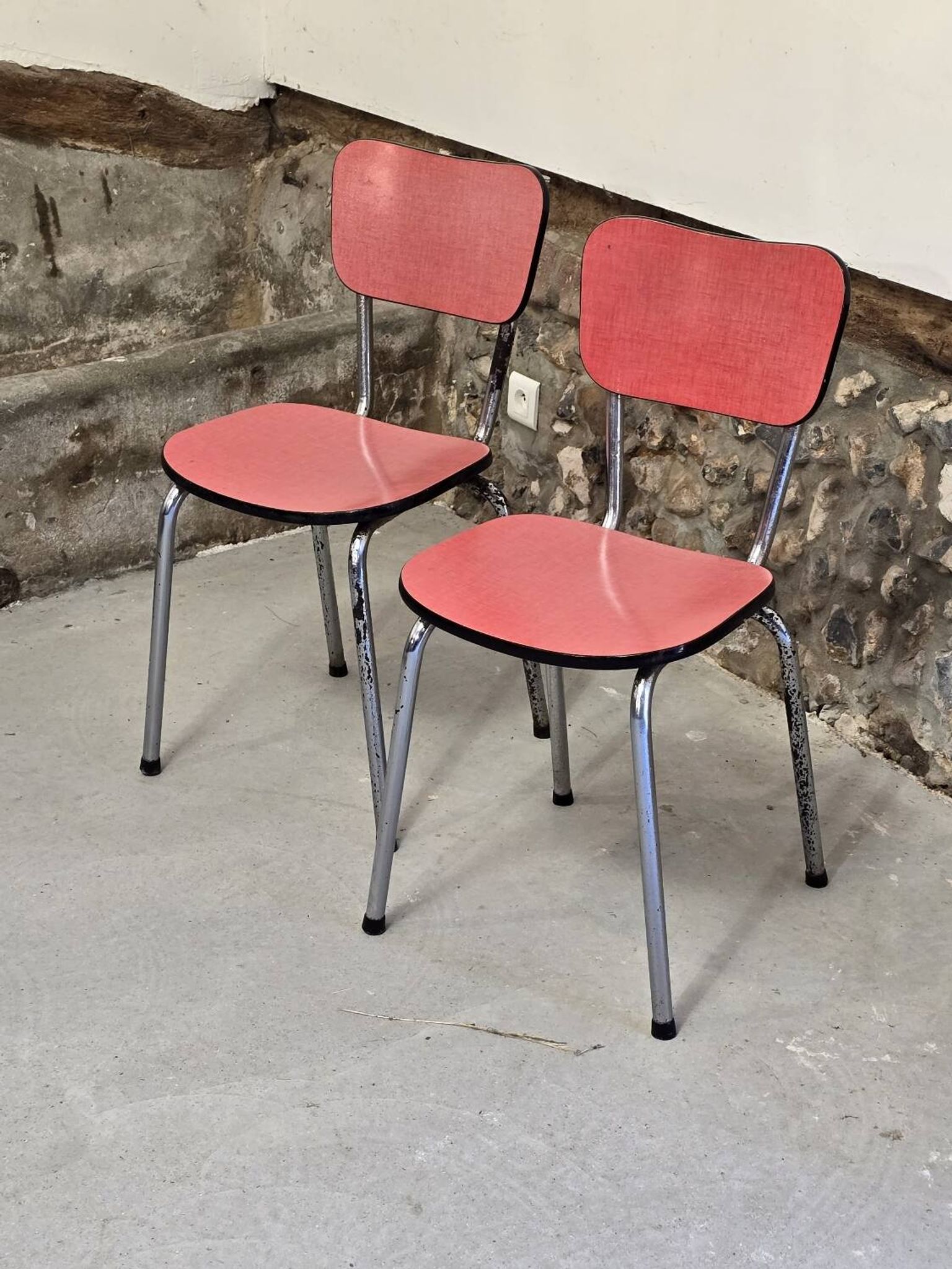 Paire de chaises en formica rose