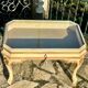 Table basse, vitrine d’exposition en bois peint polychrome