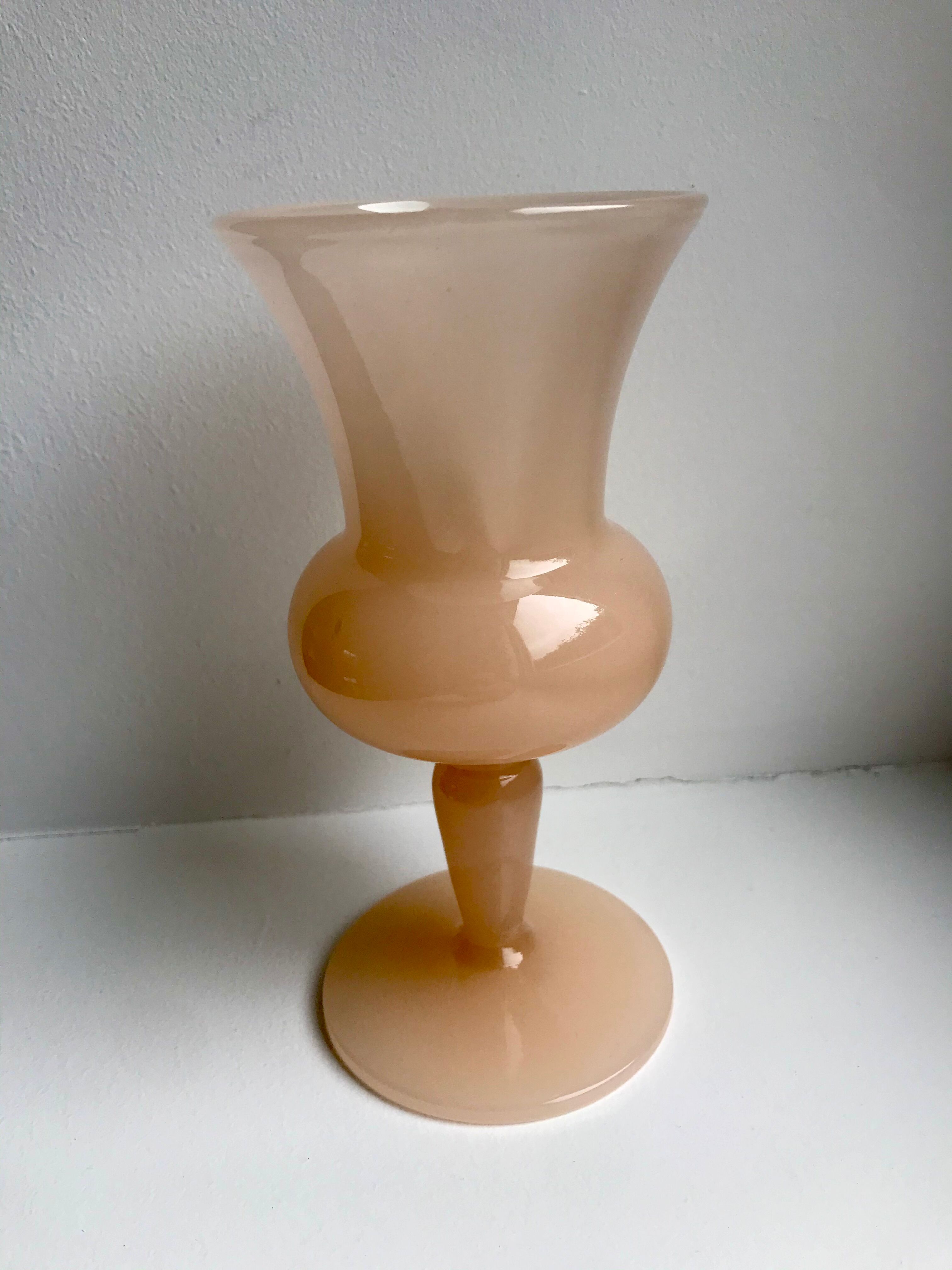 Vase en opaline rose pâle années 50-60