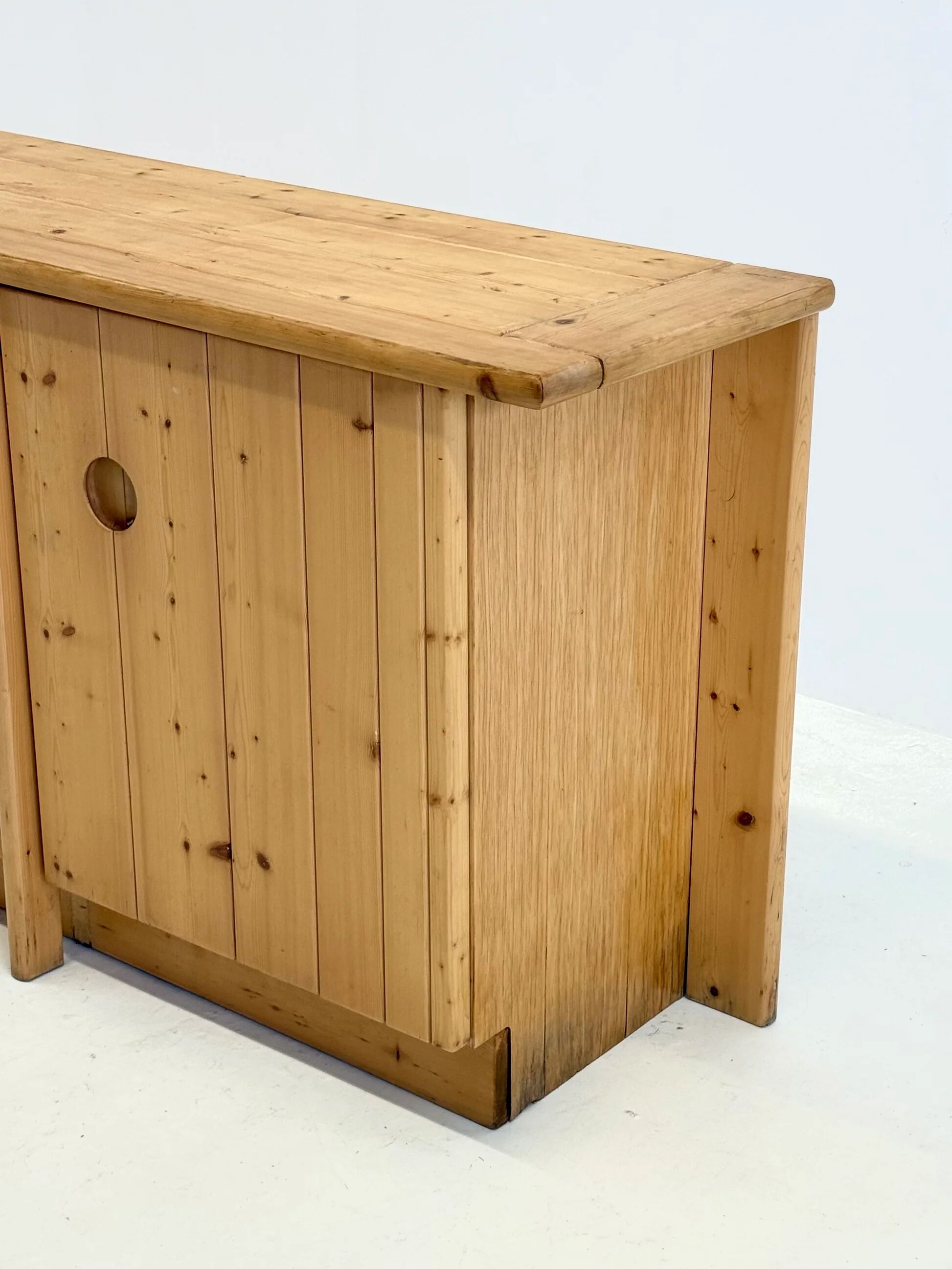 Buffet en pin par Charlotte Perriand pour Les Arcs