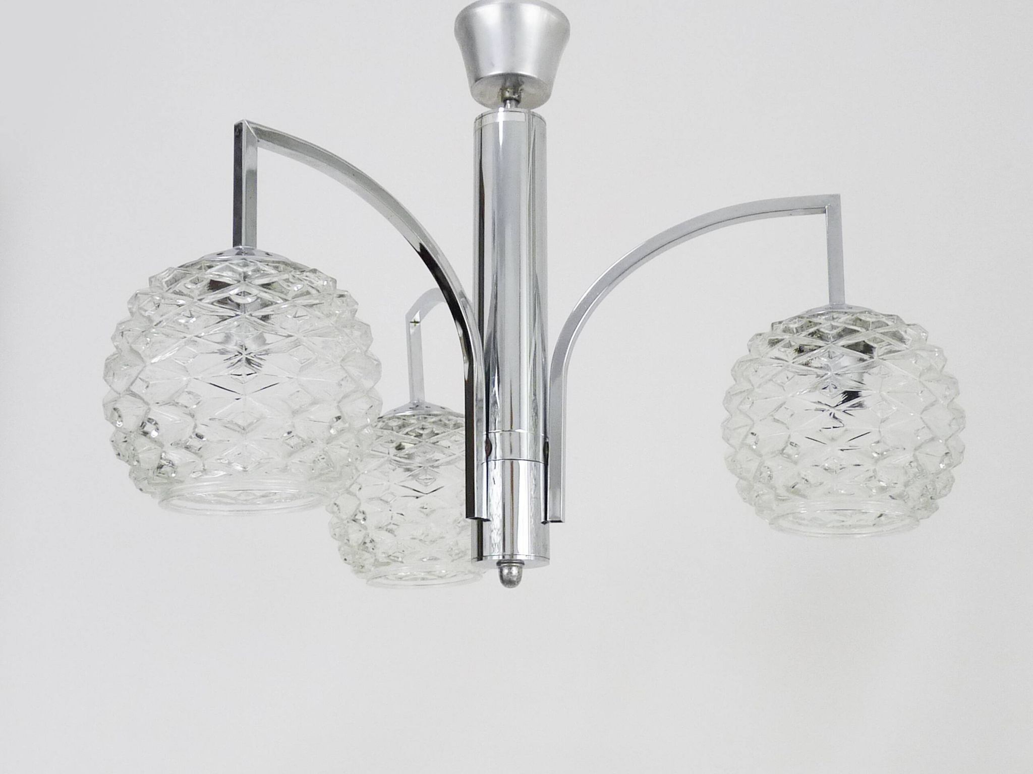 Italian Targetti Sankey chandelier in chrome metal with 3 lights. 70s