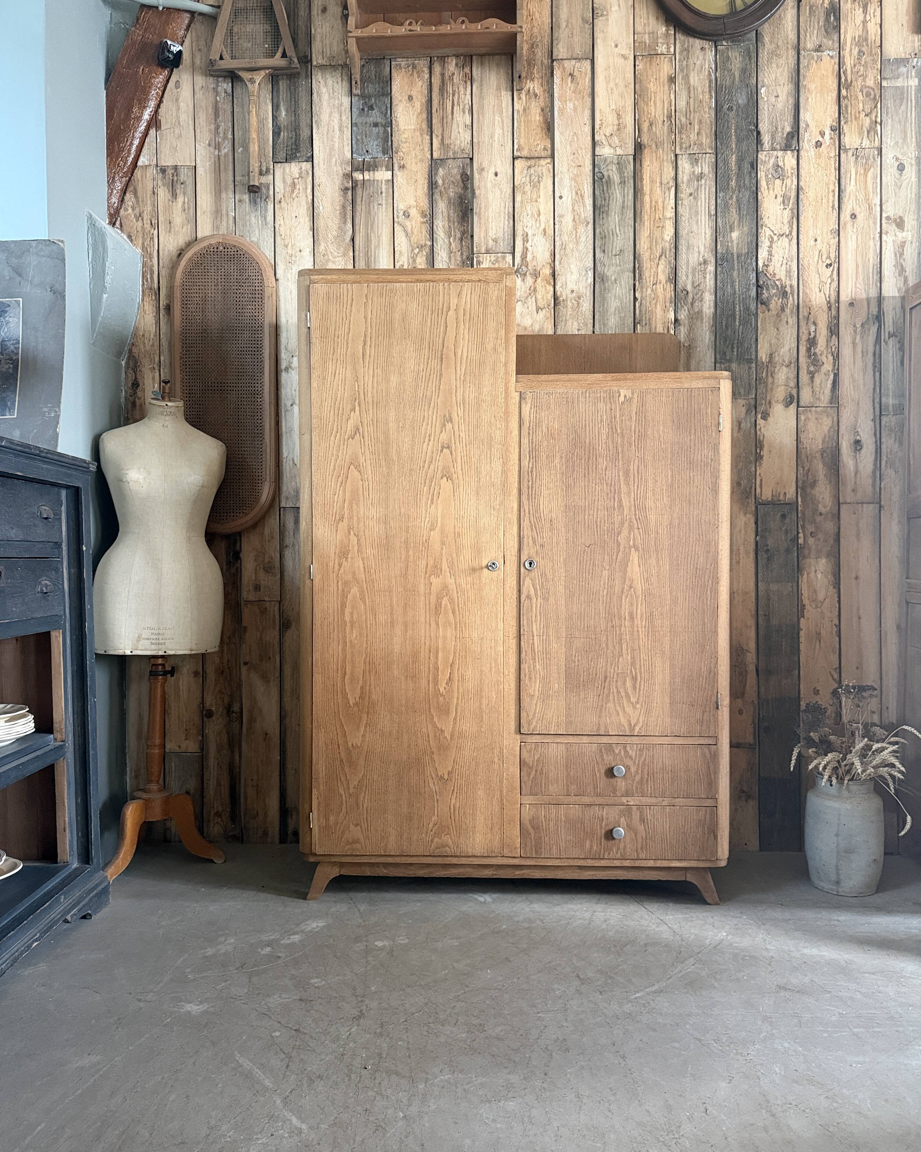 Armoire asymétrique art déco en chêne (restaurée)
