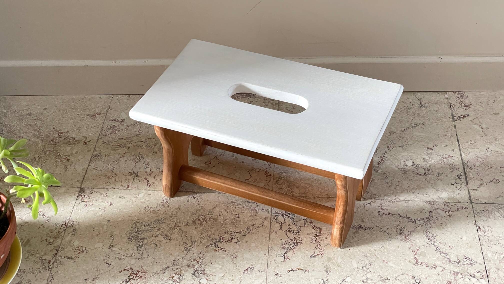 Tabouret vintage en hêtre et peint en blanc