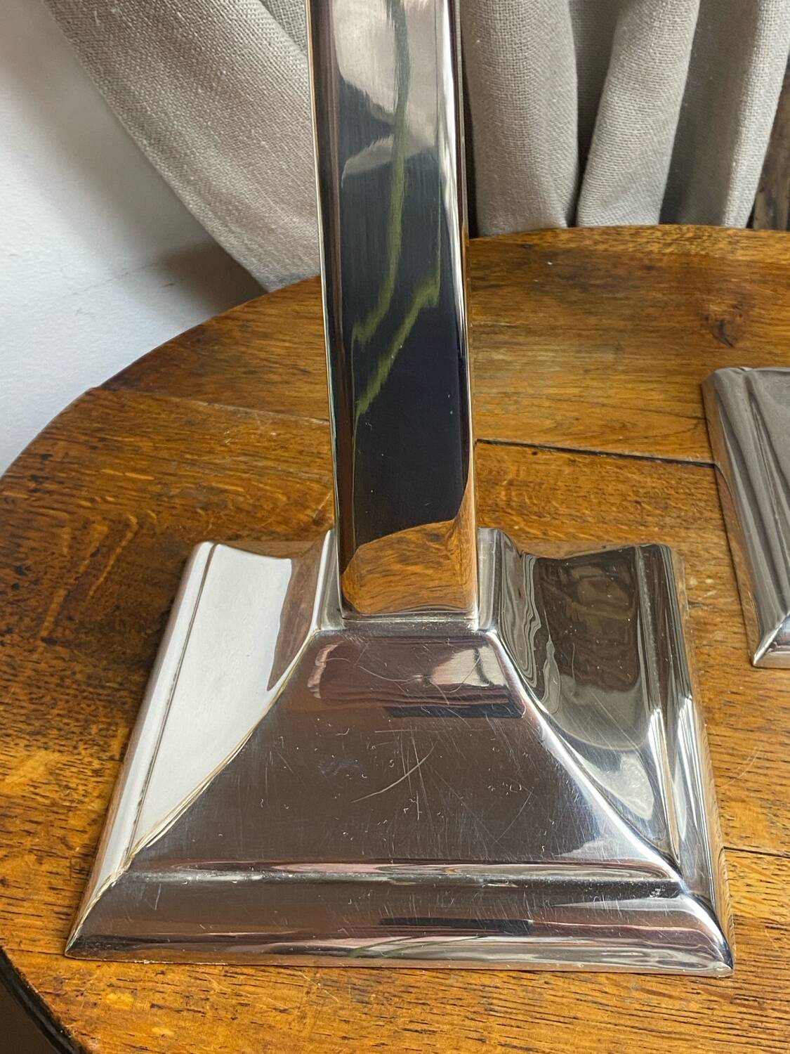 Paire de grands bougeoirs design en aluminium