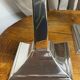 Paire de grands bougeoirs design en aluminium