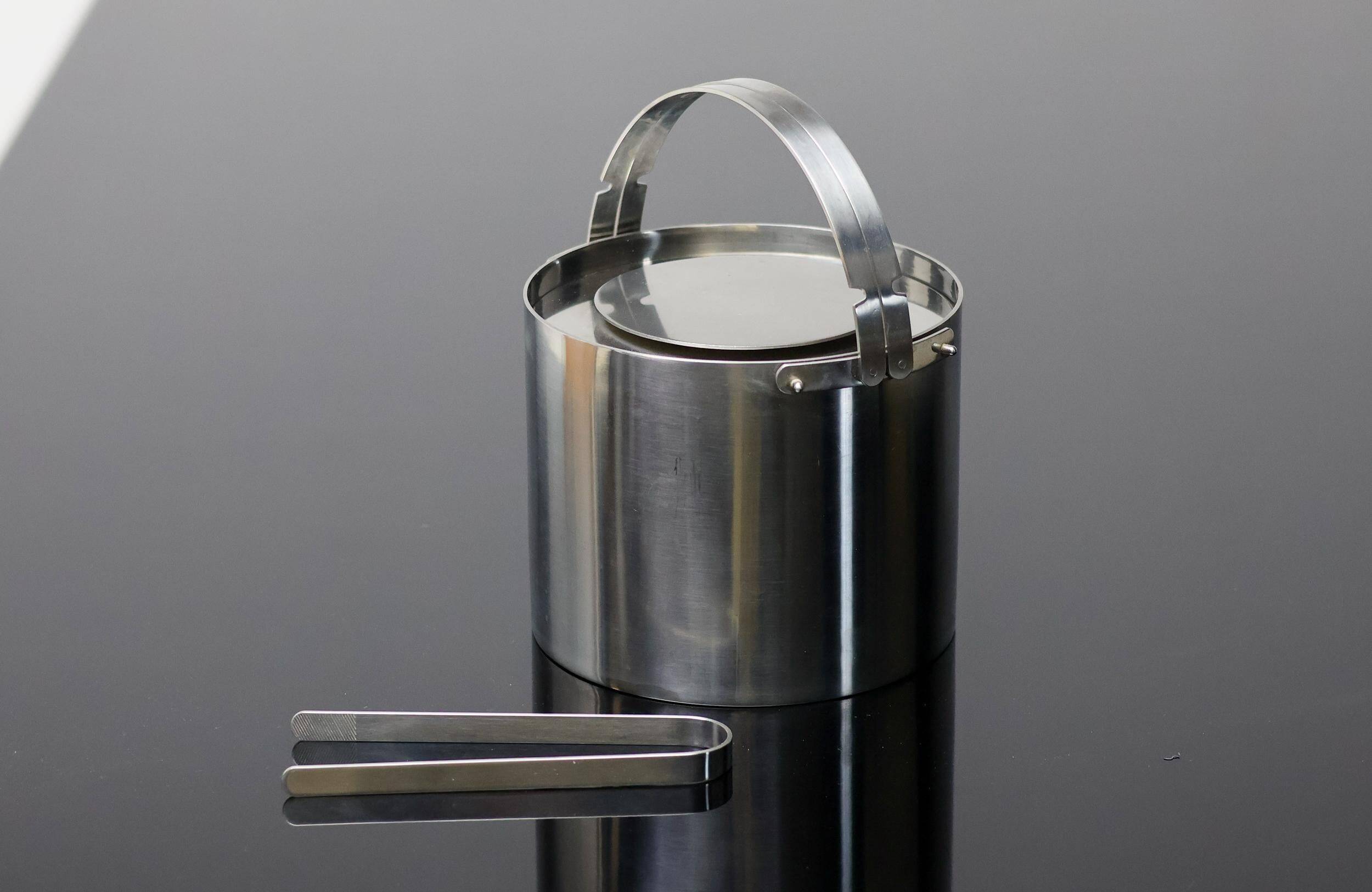 Seau à glace Cylinda en acier inoxydable avec pince par Arne Jacobsen pour Stelton, 1970