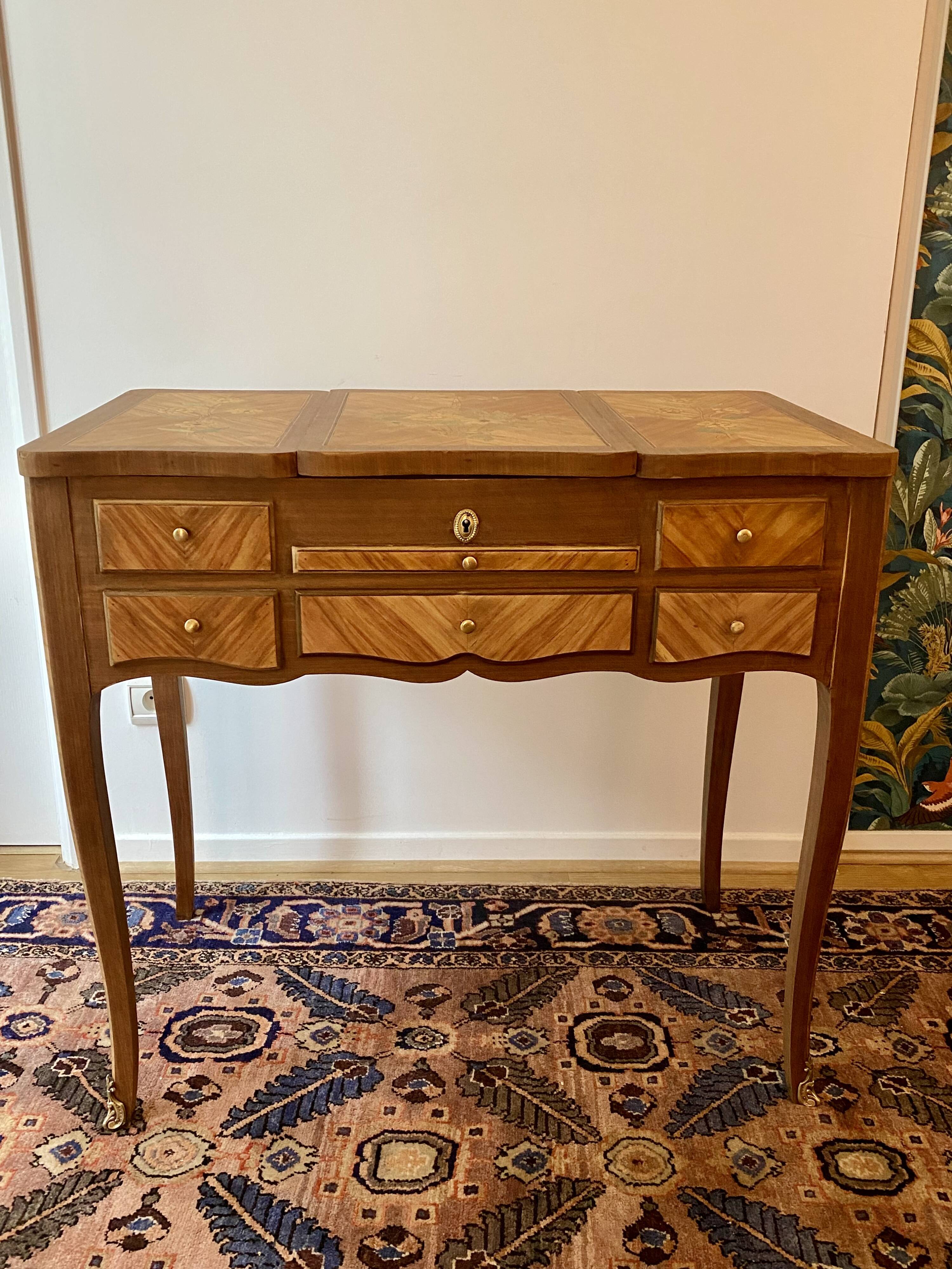 Coiffeuse en marqueterie de fleurs style Louis XV